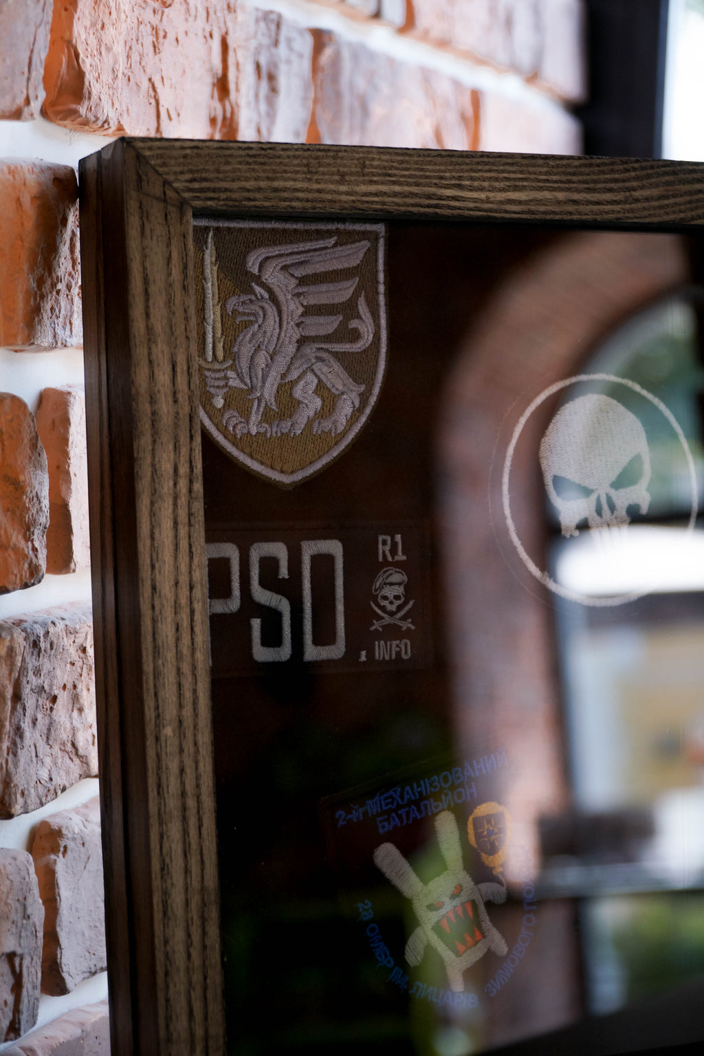 Дерев’яна рамка-вітрина для зберігання нашивок, шевронів. Колір Венге