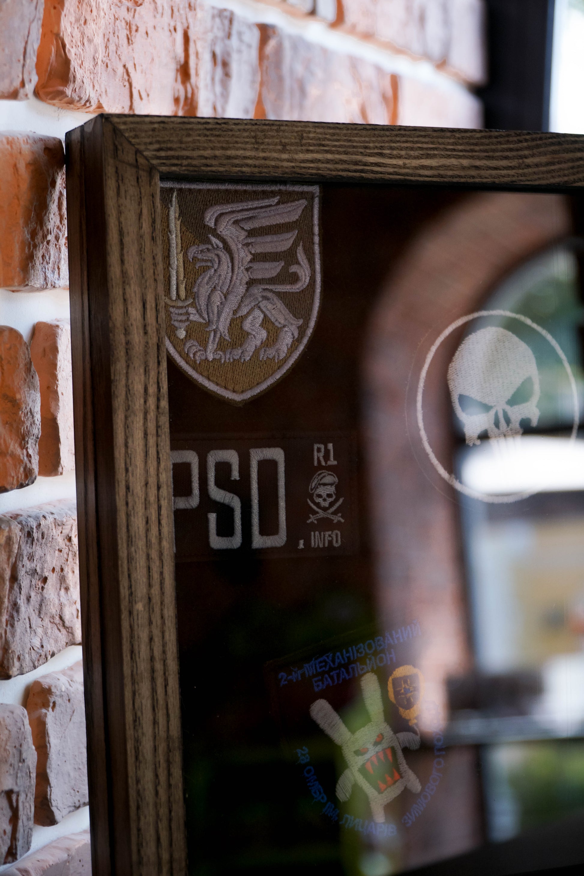 Дерев’яна рамка-вітрина для зберігання нашивок, шевронів. Колір Венге