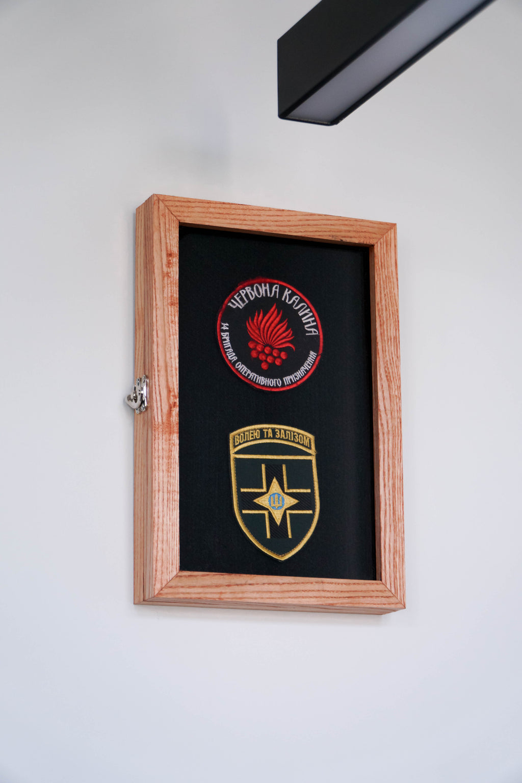 Дерев’яна рамка-вітрина для зберігання нашивок, шевронів. Колір Червоне Дерево