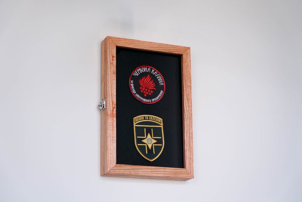 Дерев’яна рамка-вітрина для зберігання нашивок, шевронів. Колір Червоне Дерево