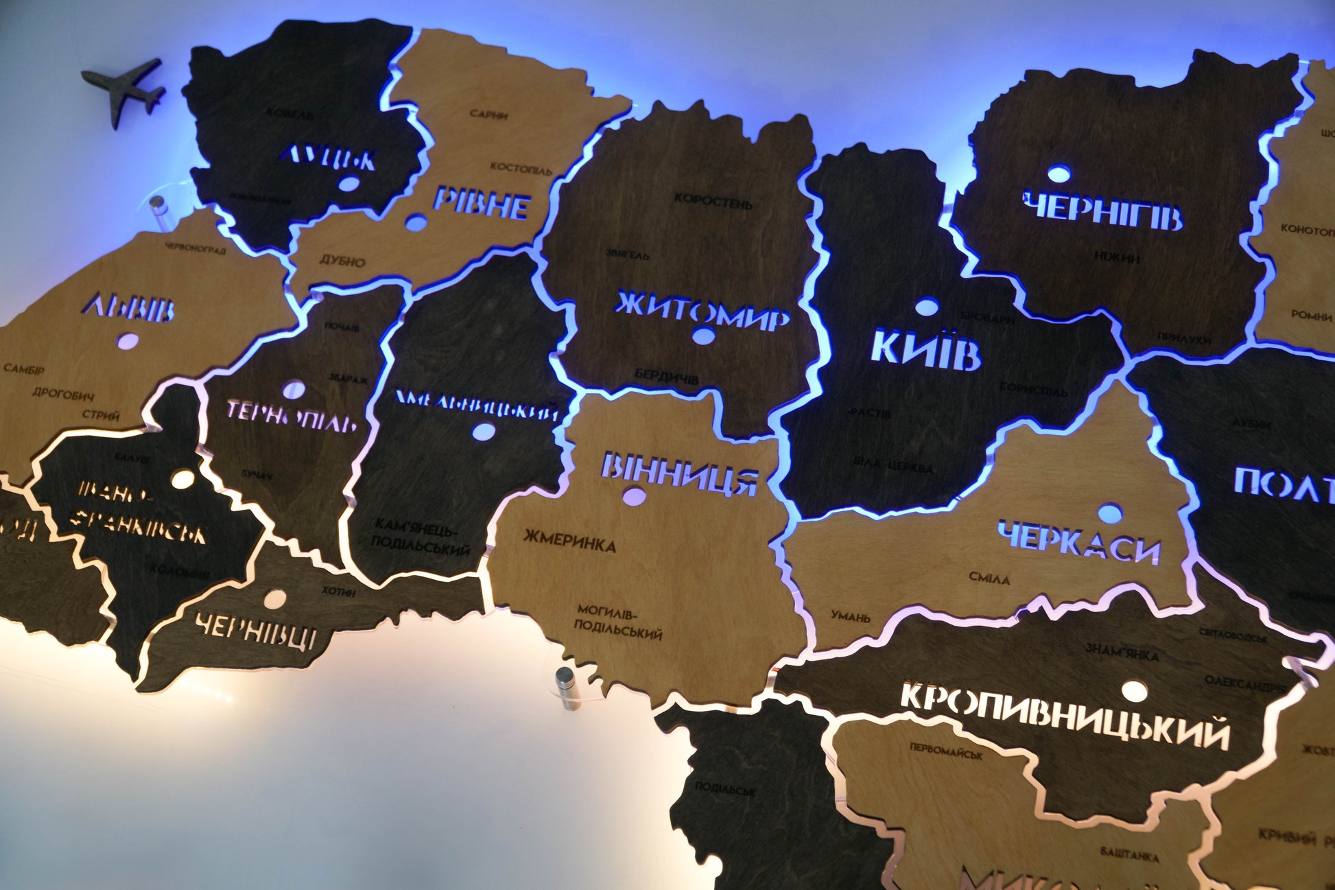 Карта України на акрилі з підсвіткою між областями, колір Brut