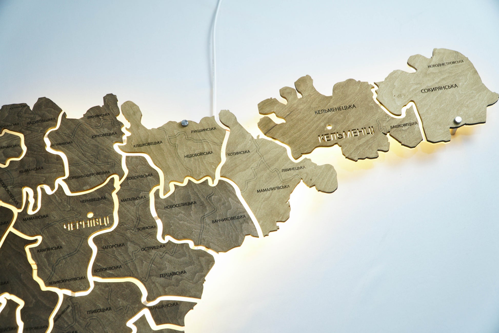 Карта Чернівецької області на акрилі, з підсвіткою між районами, колір Палісандр