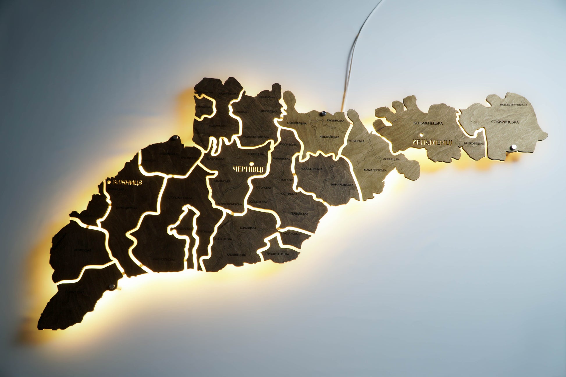 Карта Чернівецької області на акрилі, з підсвіткою між районами, колір Палісандр