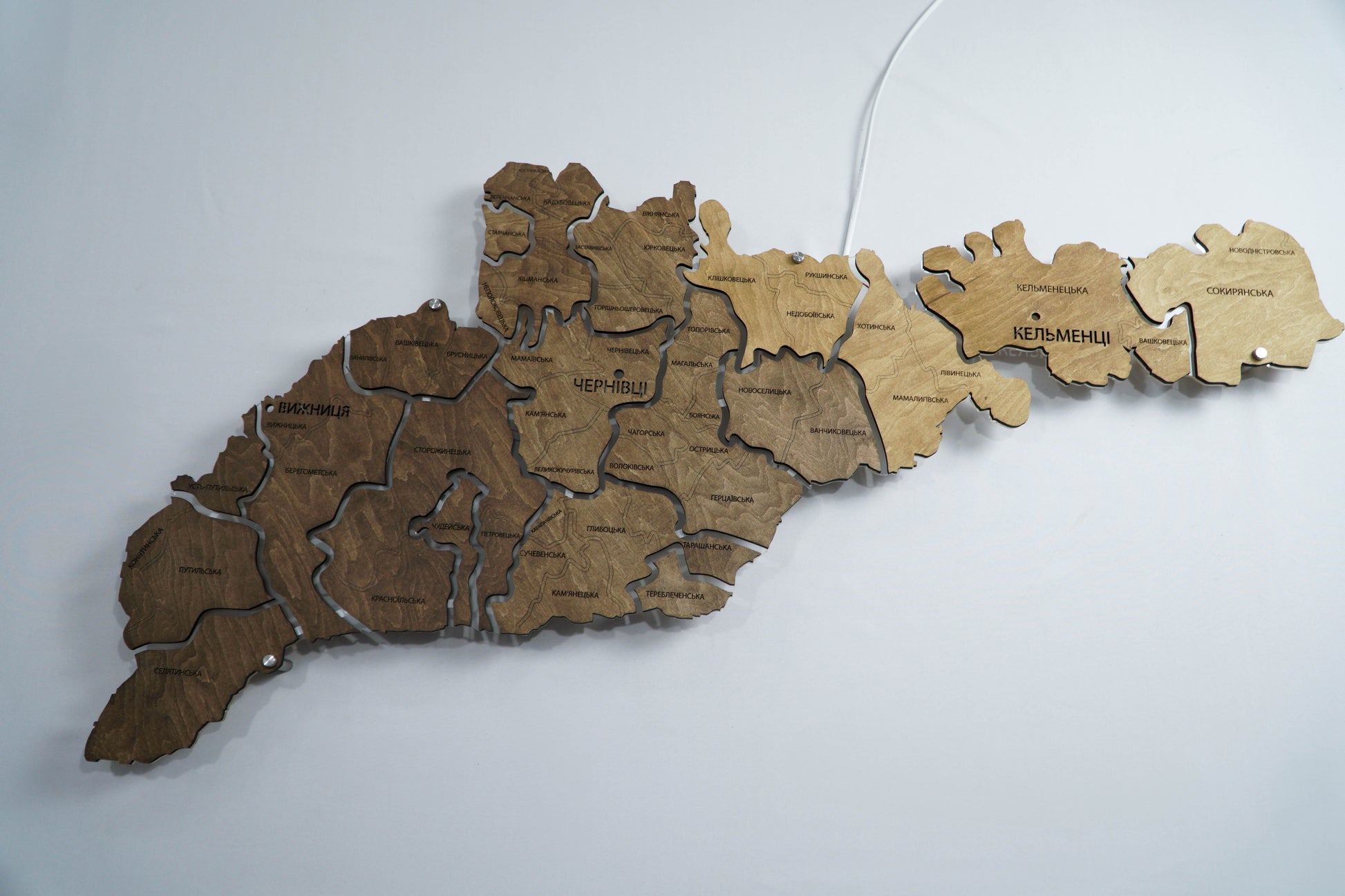 Карта Чернівецької області на акрилі, з підсвіткою між районами, колір Палісандр