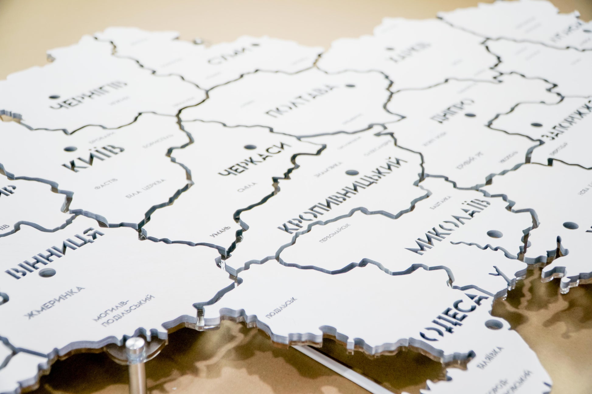 Карта України на акрилі з підсвіткою між областями колір White