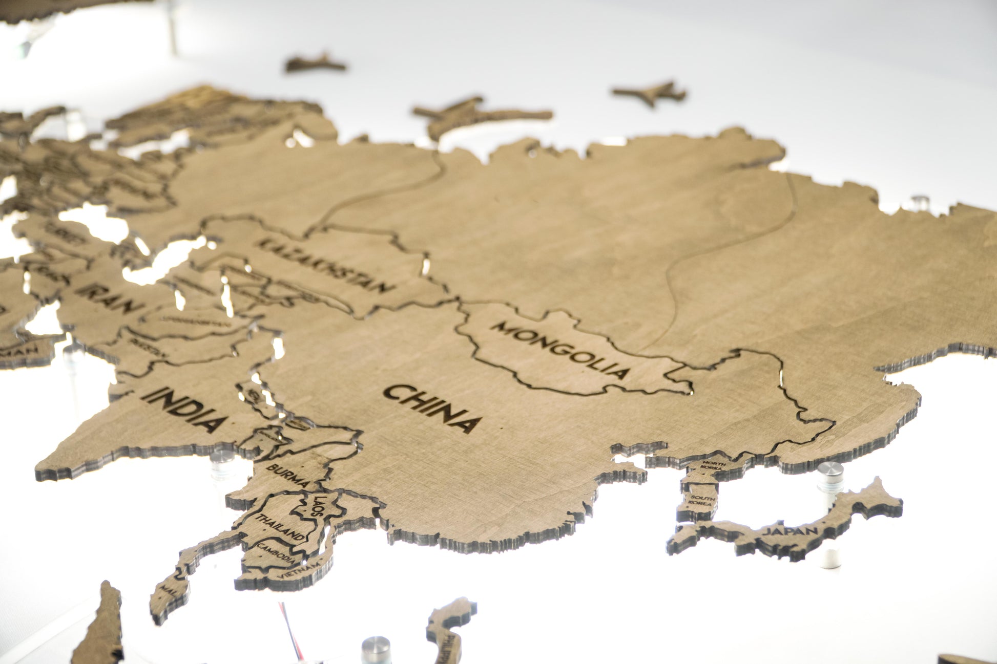 Одношарова карта світу з прозорою основою та підсвіткою між країнами колір Venge