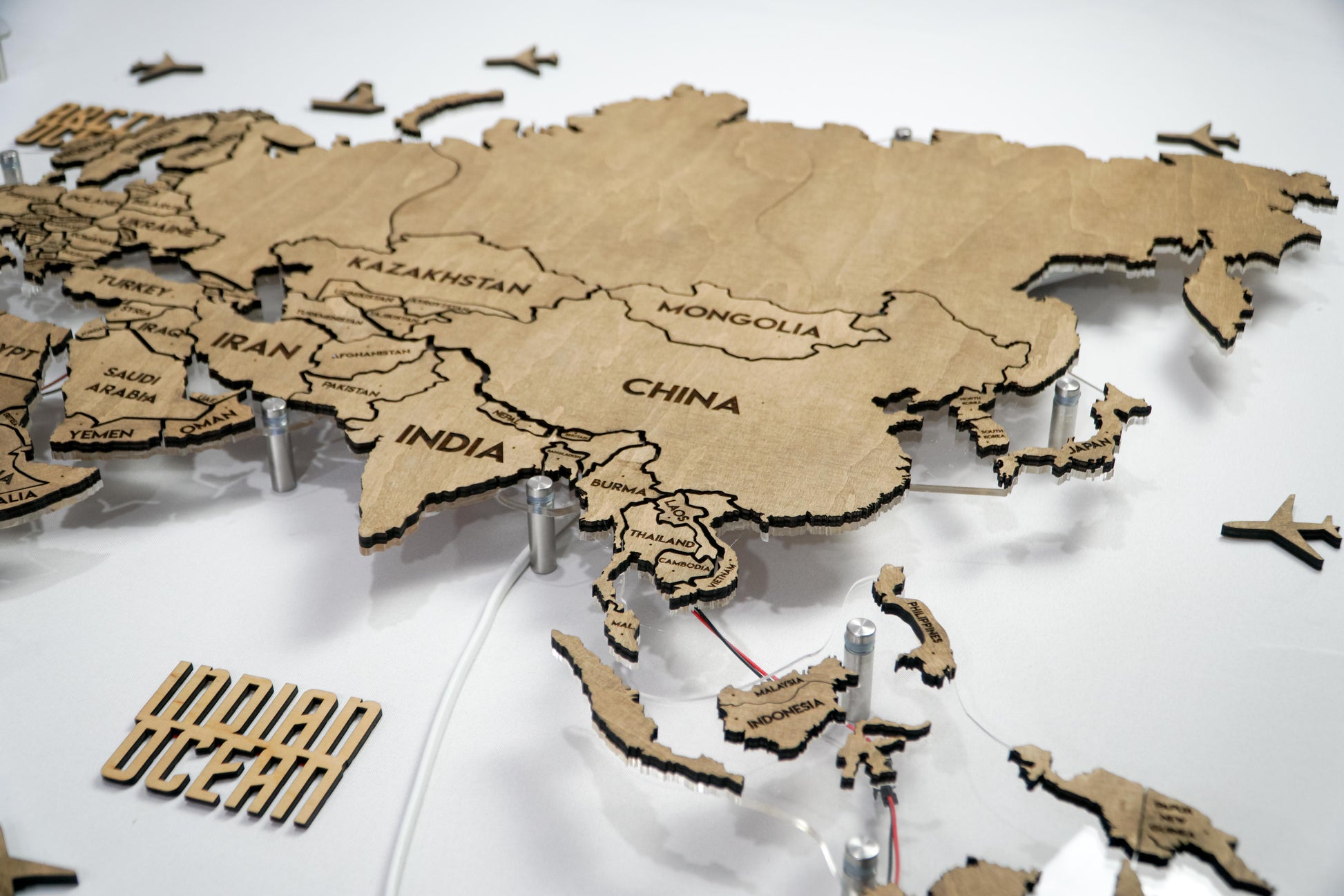 Одношарова карта світу з прозорою основою та підсвіткою між країнами колір Venge