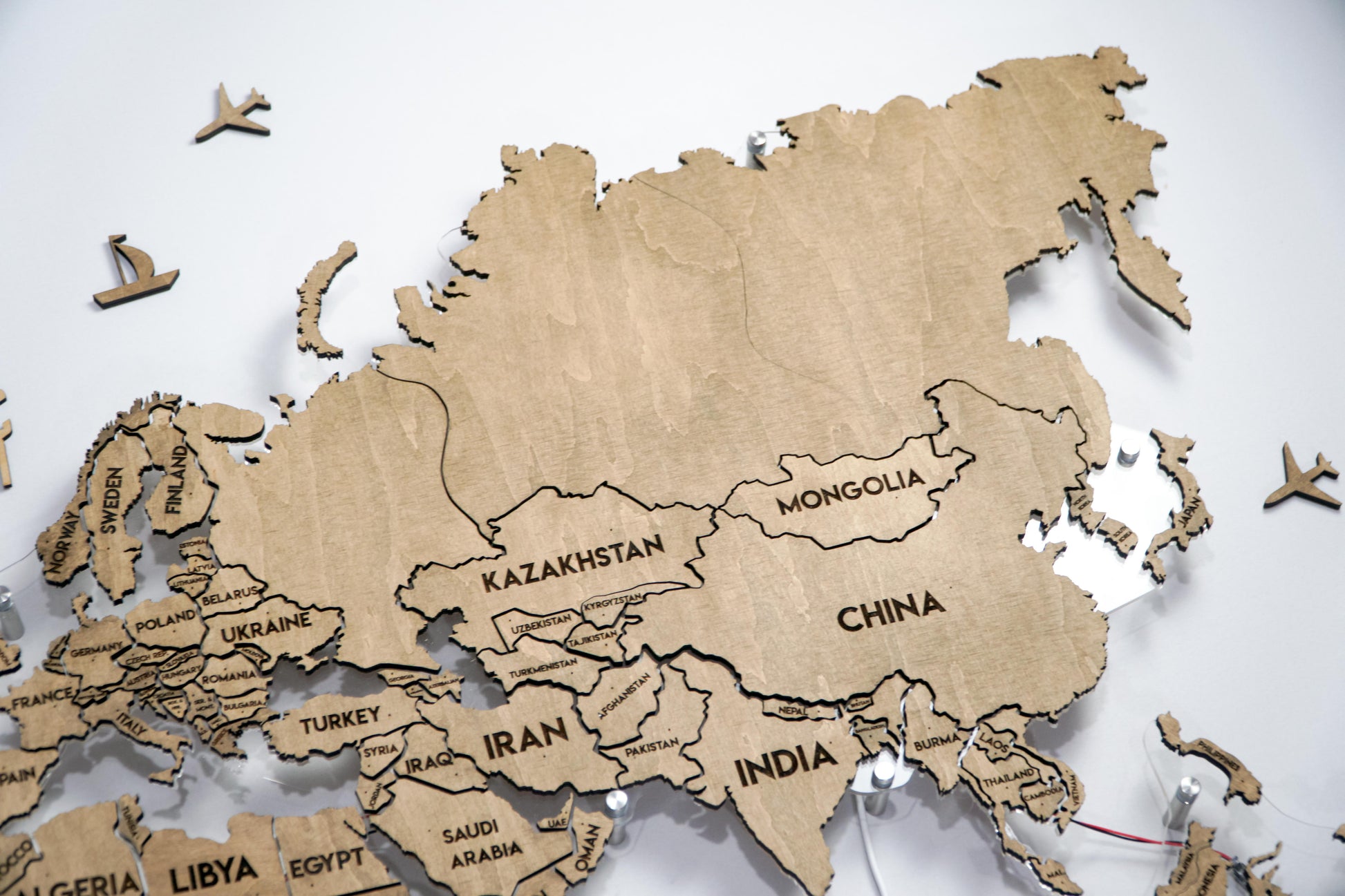 Одношарова карта світу з прозорою основою та підсвіткою між країнами колір Venge