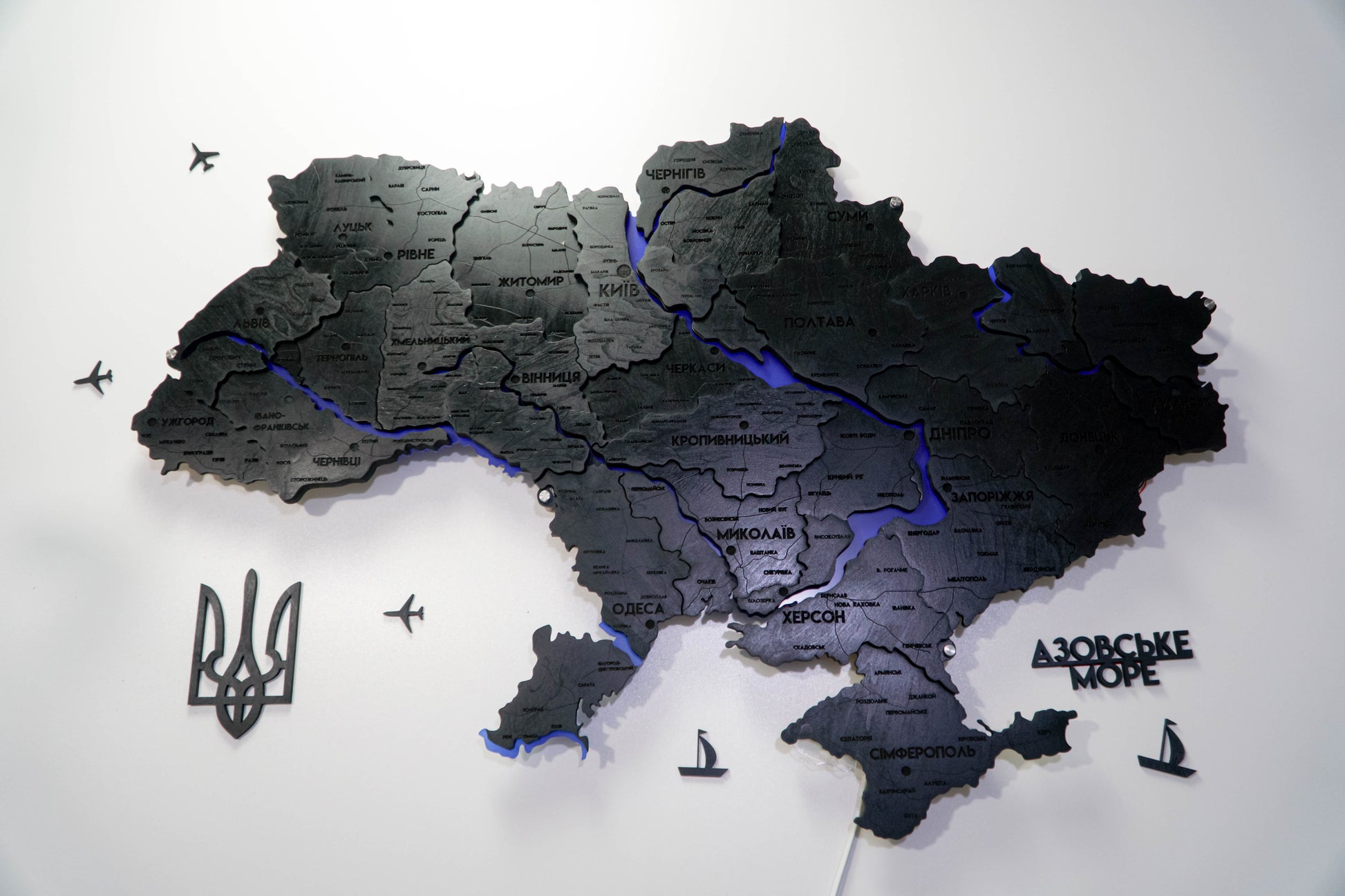 Деталізована карта України з підсвіткою річок та по контуру колір Black