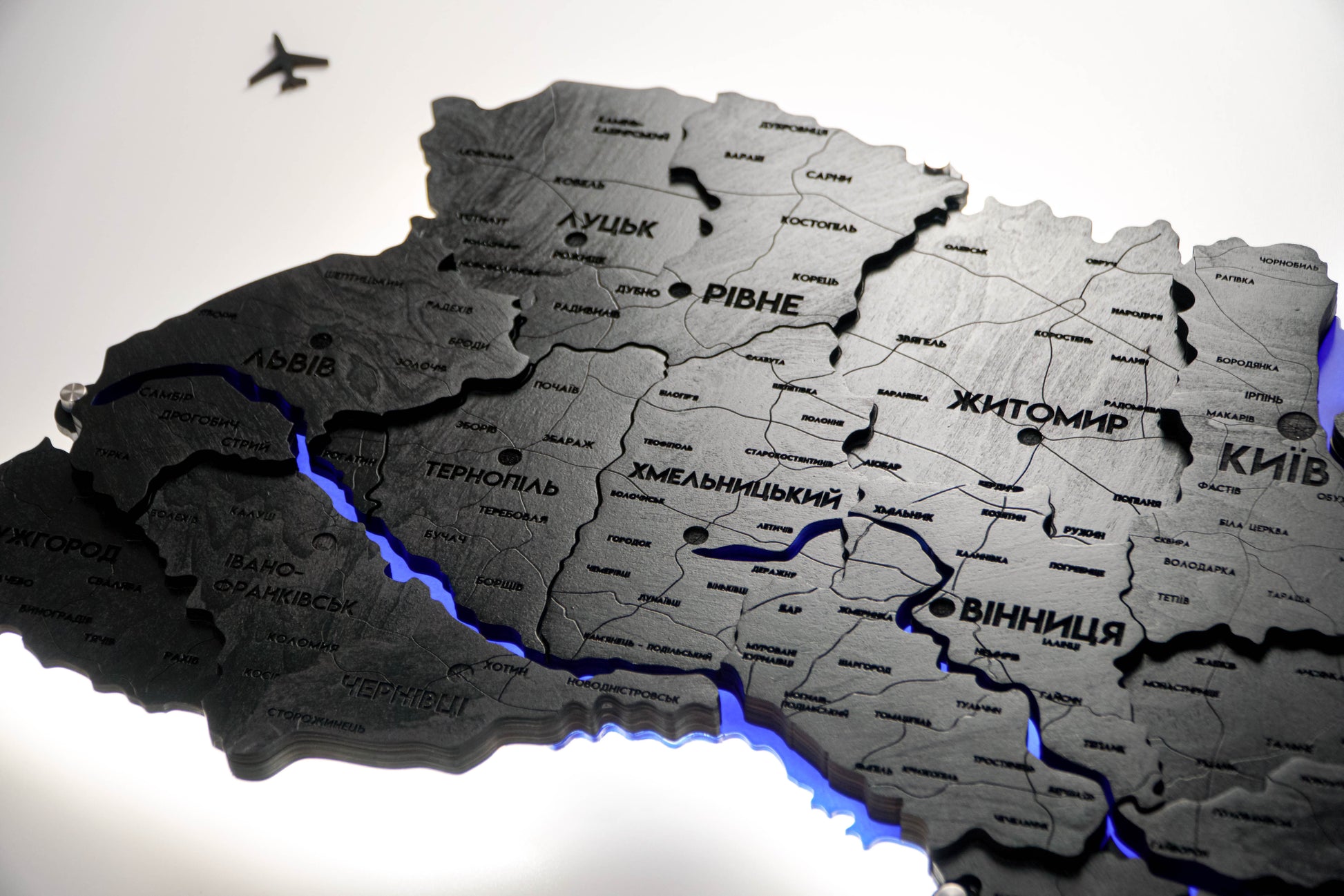 Деталізована карта України з підсвіткою річок та по контуру колір Black