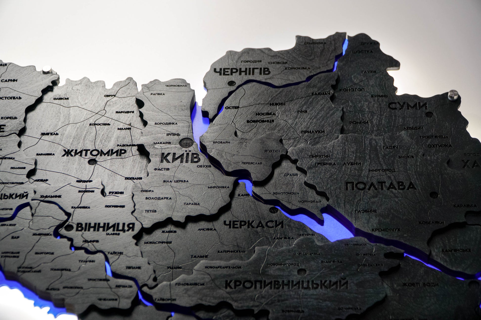 Деталізована карта України з підсвіткою річок та по контуру колір Black