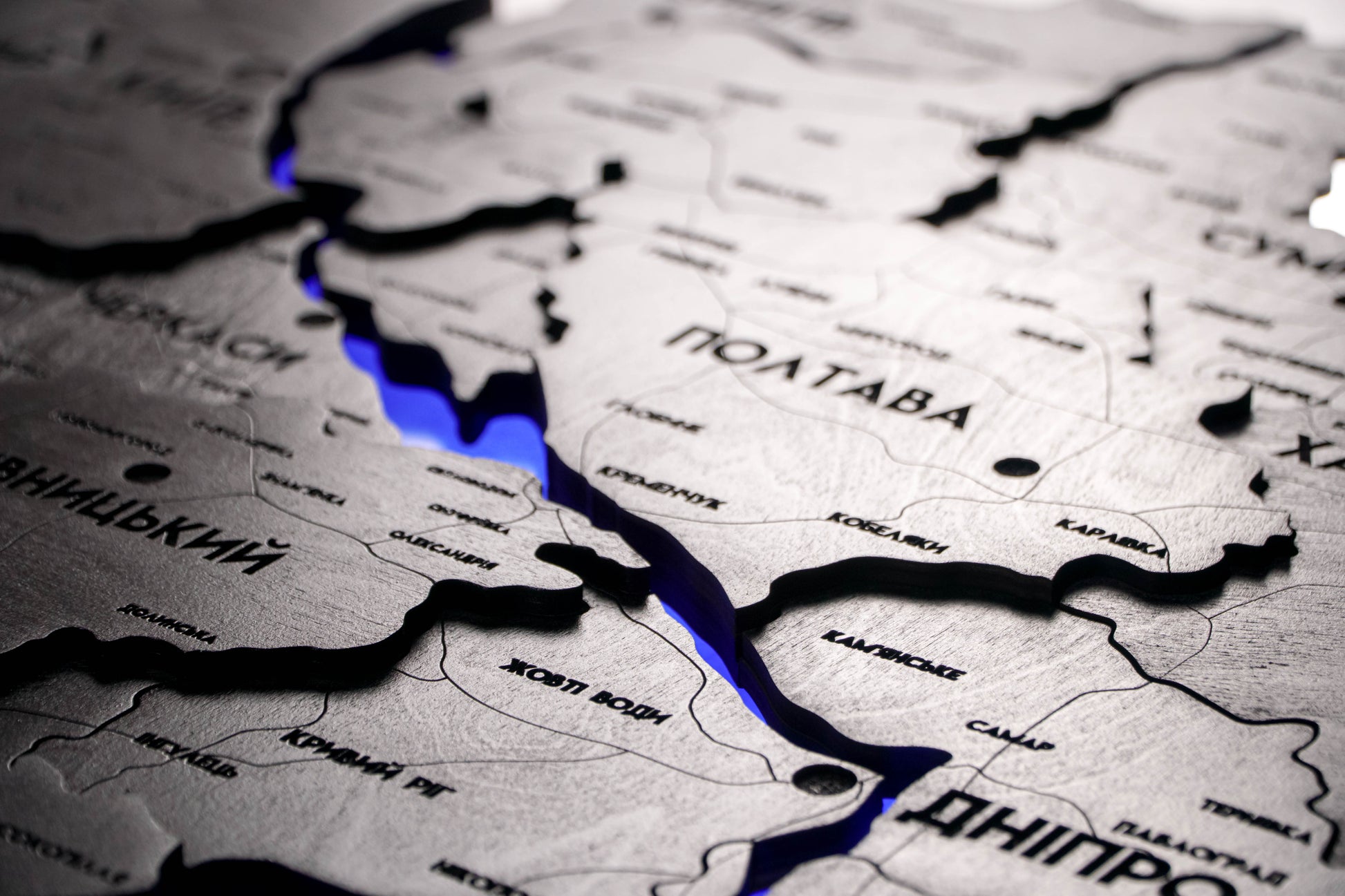 Деталізована карта України з підсвіткою річок та по контуру колір Black