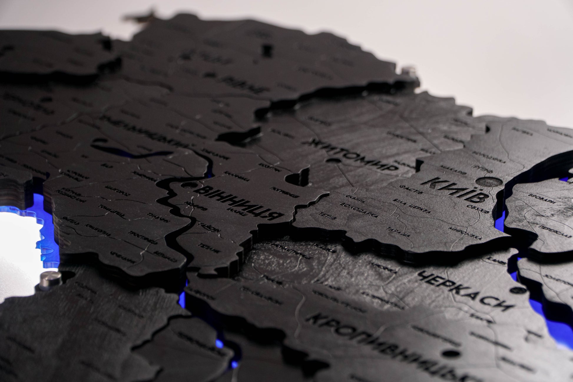 Деталізована карта України з підсвіткою річок та по контуру колір Black