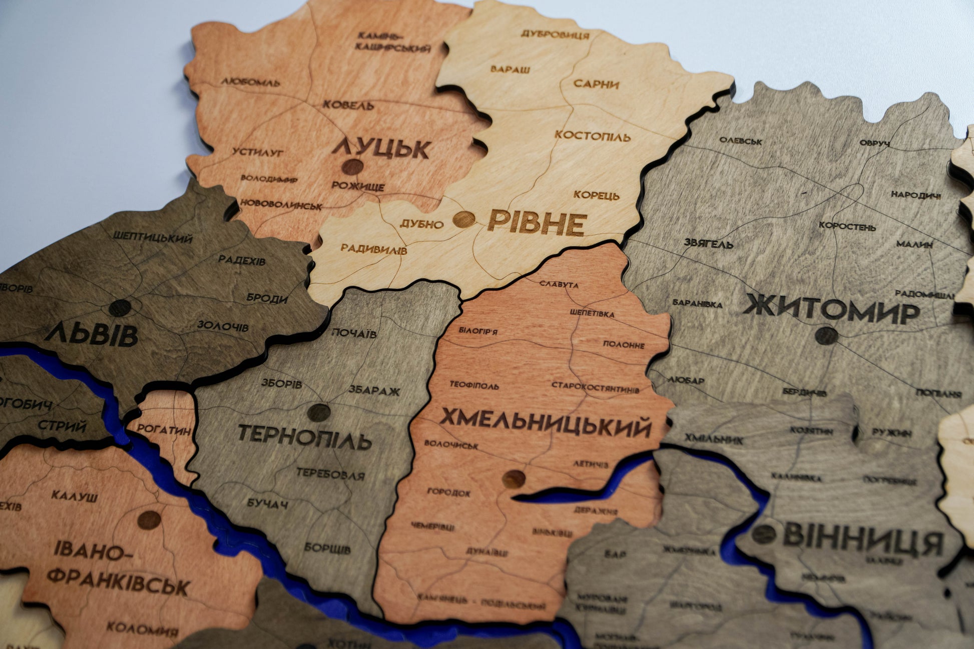 Карта України багатошарова 3D з річками і дорогами колір Warm