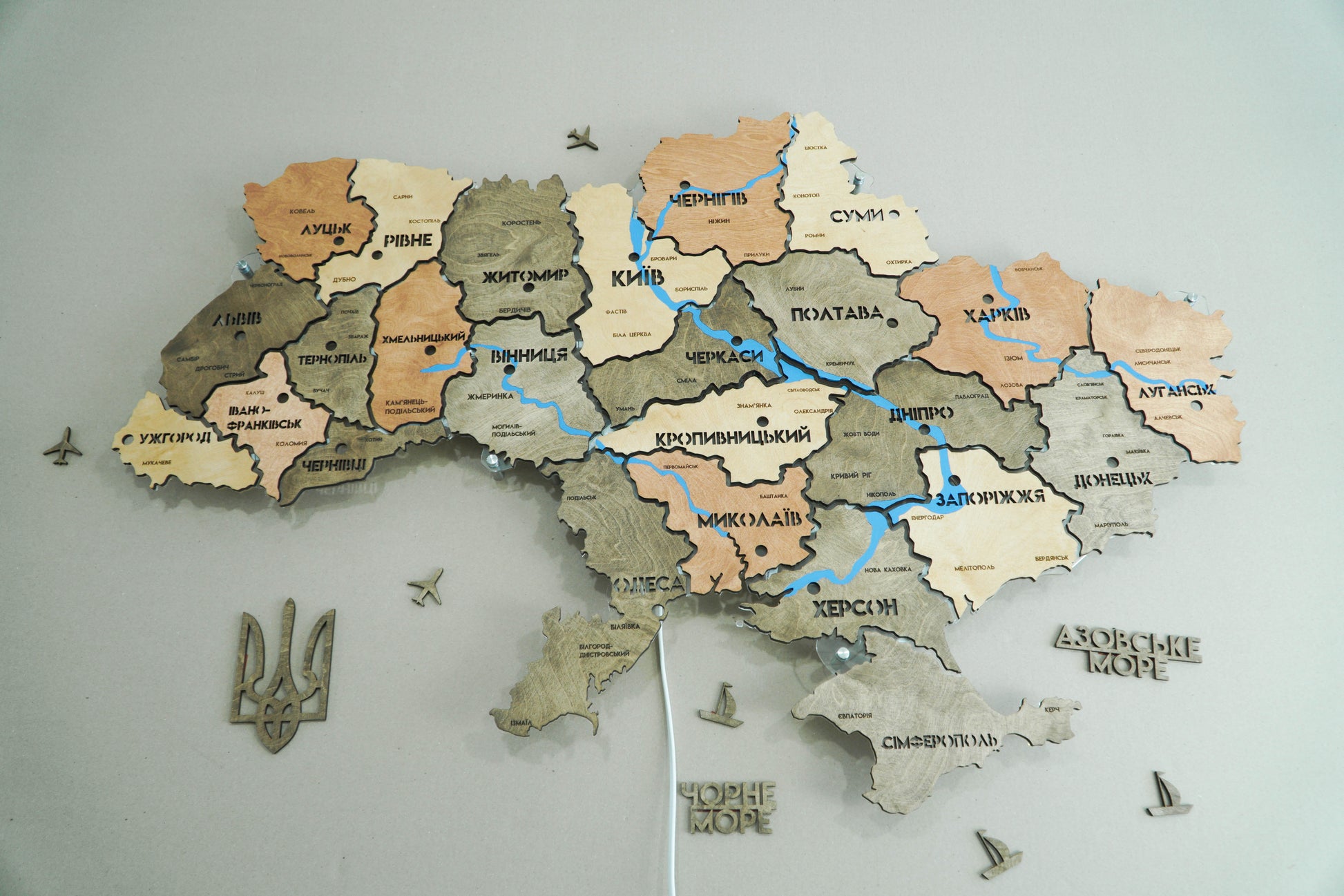 Карта України на акрилі з фарбованими річками та підсвіткою між областями, колір Warm