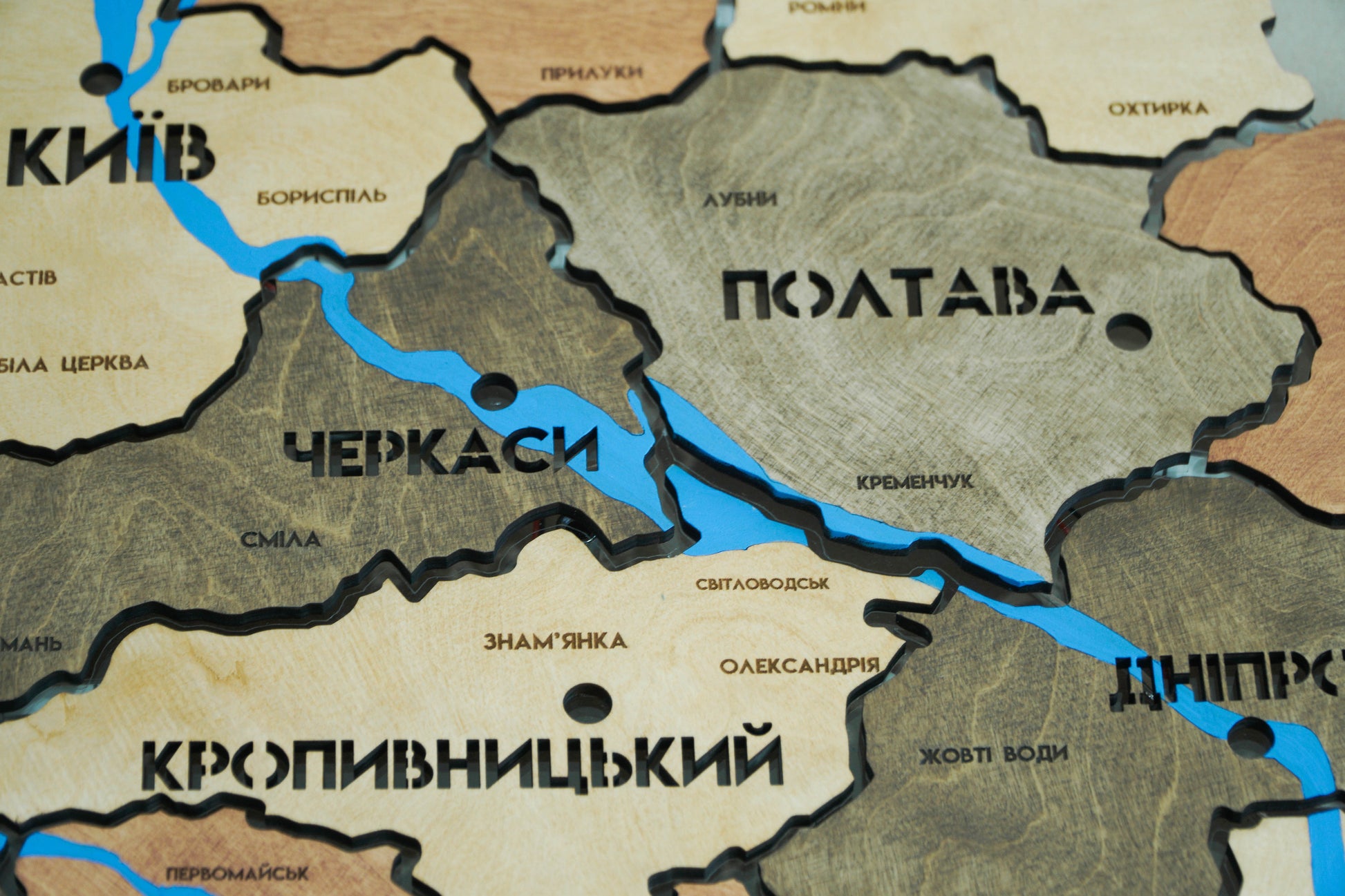 Карта України на акрилі з фарбованими річками та підсвіткою між областями, колір Warm