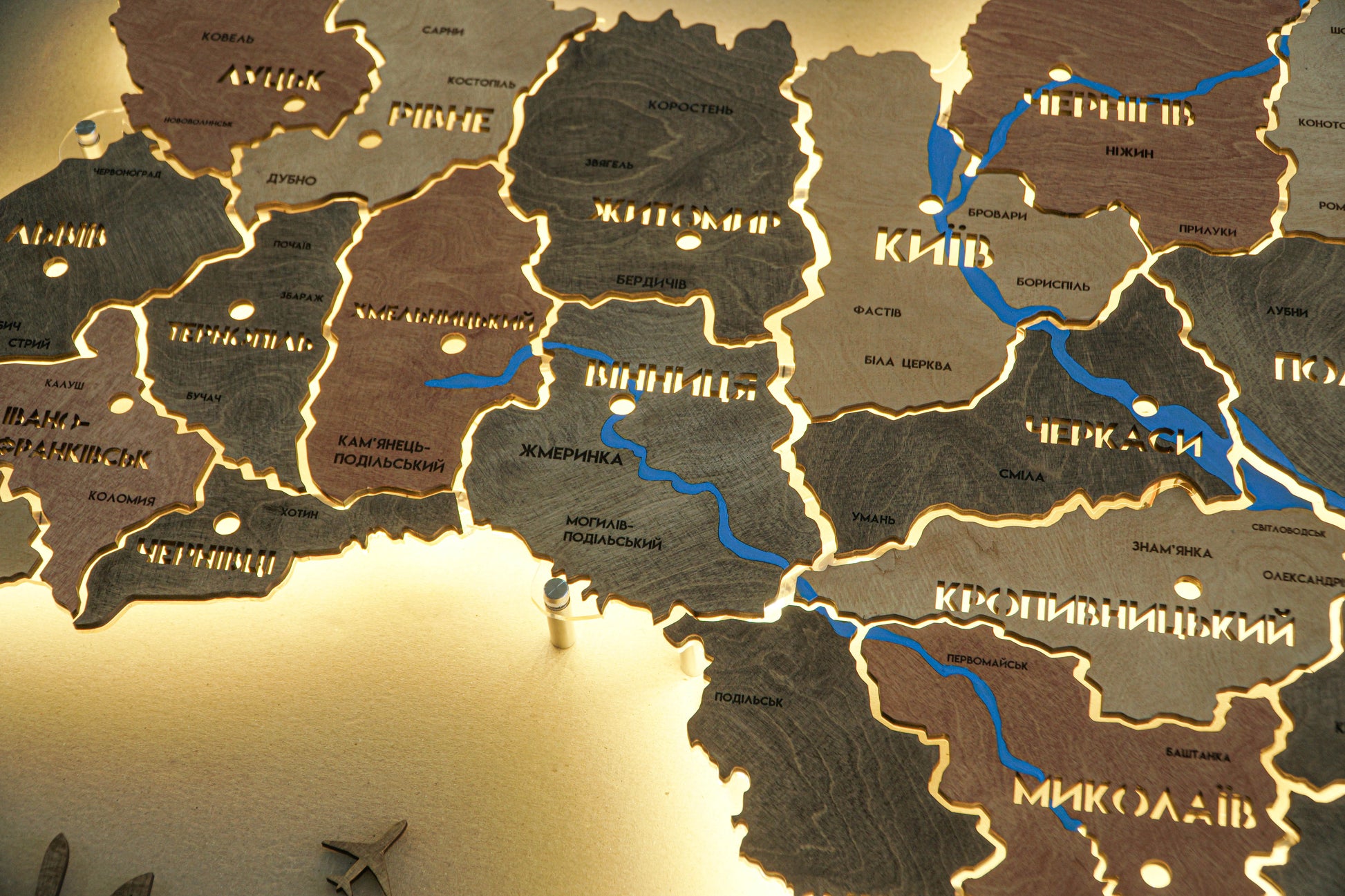 Карта України на акрилі з фарбованими річками та підсвіткою між областями, колір Warm