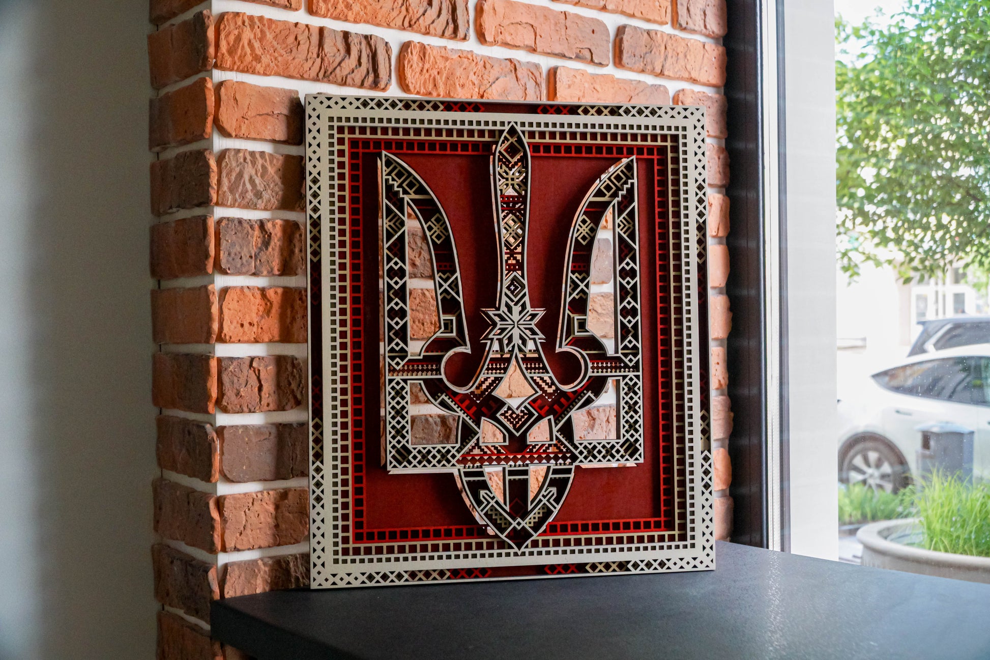 Багатошаровий герб України з орнаментом 50х43х3 см, колір Вишня