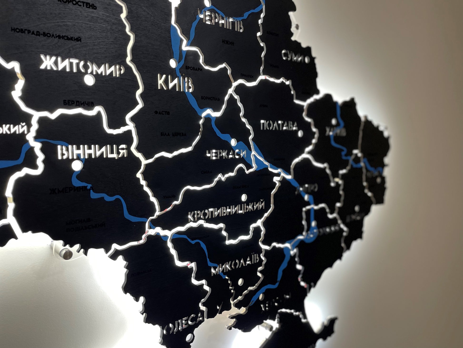 Карта України на акрилі з фарбованими річками та підсвіткою між областями колір Black