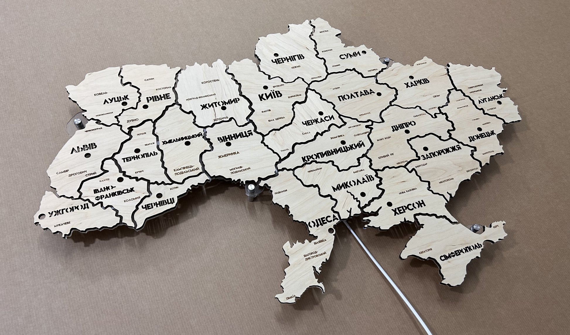 Карта України на акрилі з підсвіткою між областями колір Natural