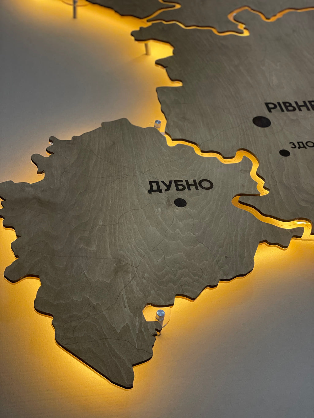 Карта Рівненської області на акрилі, з підсвіткою між районами, колір Сосна