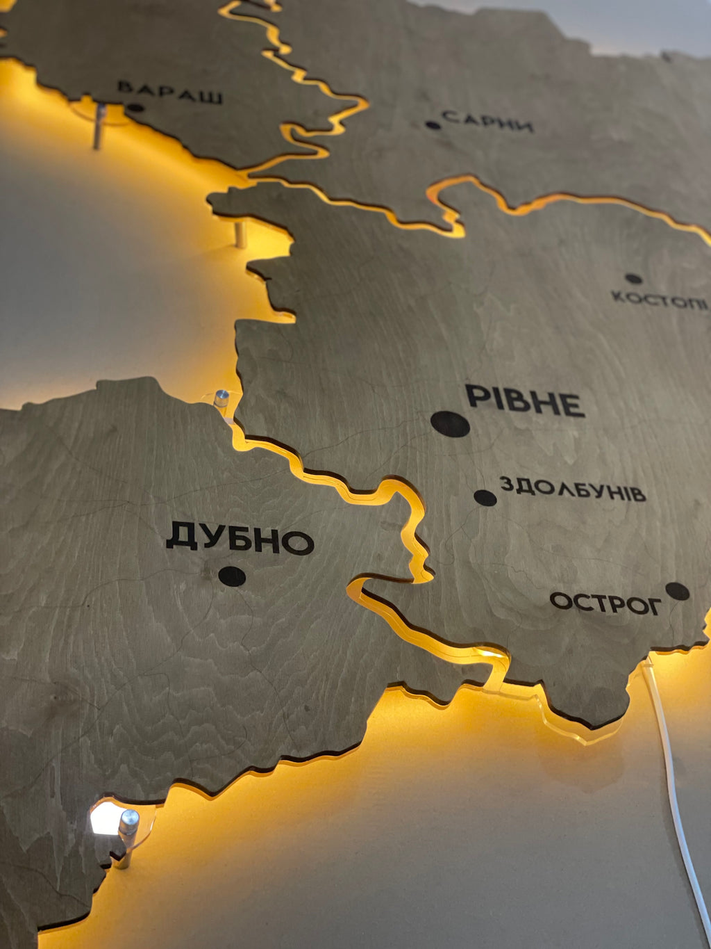 Карта Рівненської області на акрилі, з підсвіткою між районами, колір Сосна