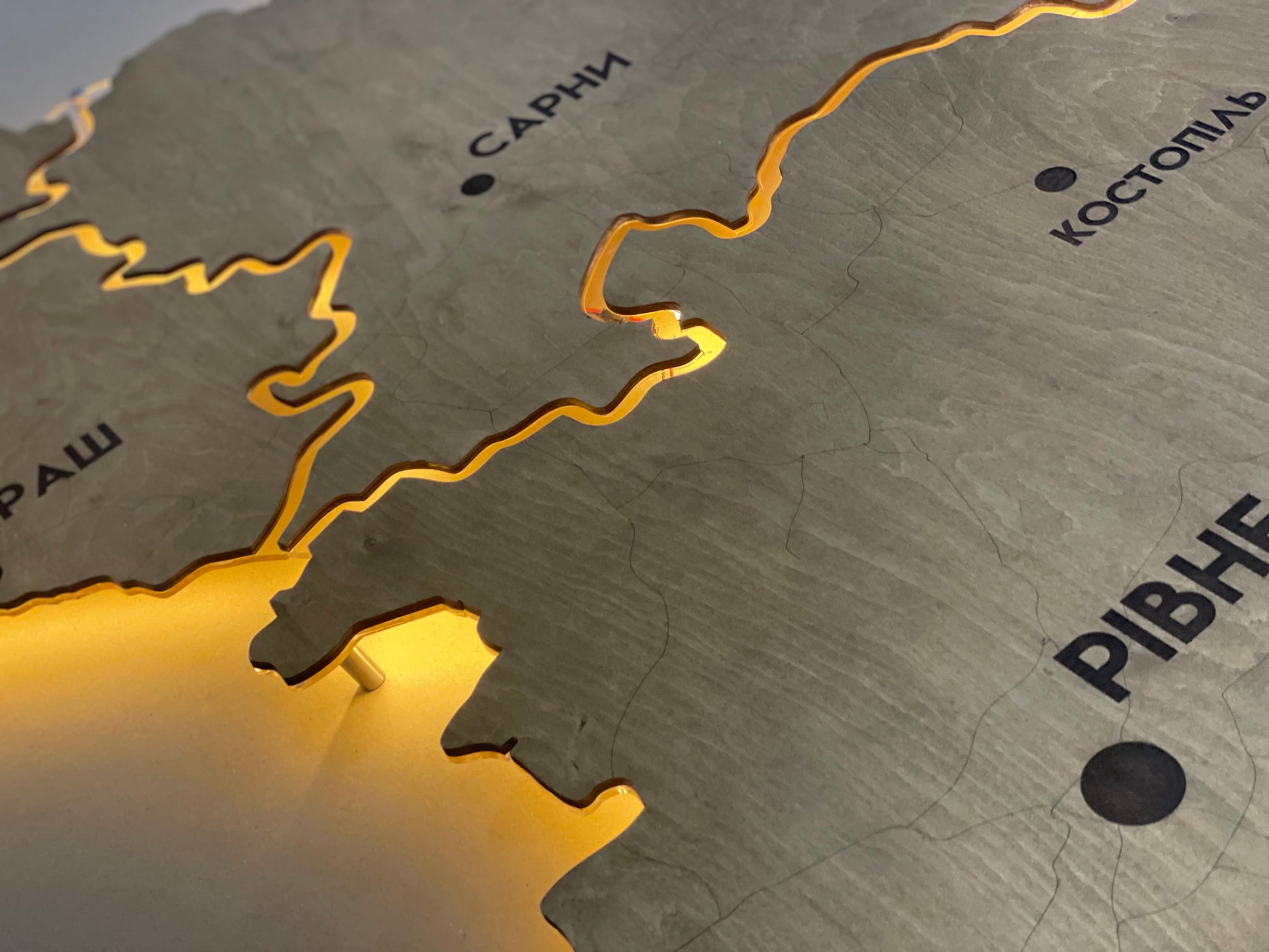 Карта Рівненської області на акрилі, з підсвіткою між районами, колір Сосна