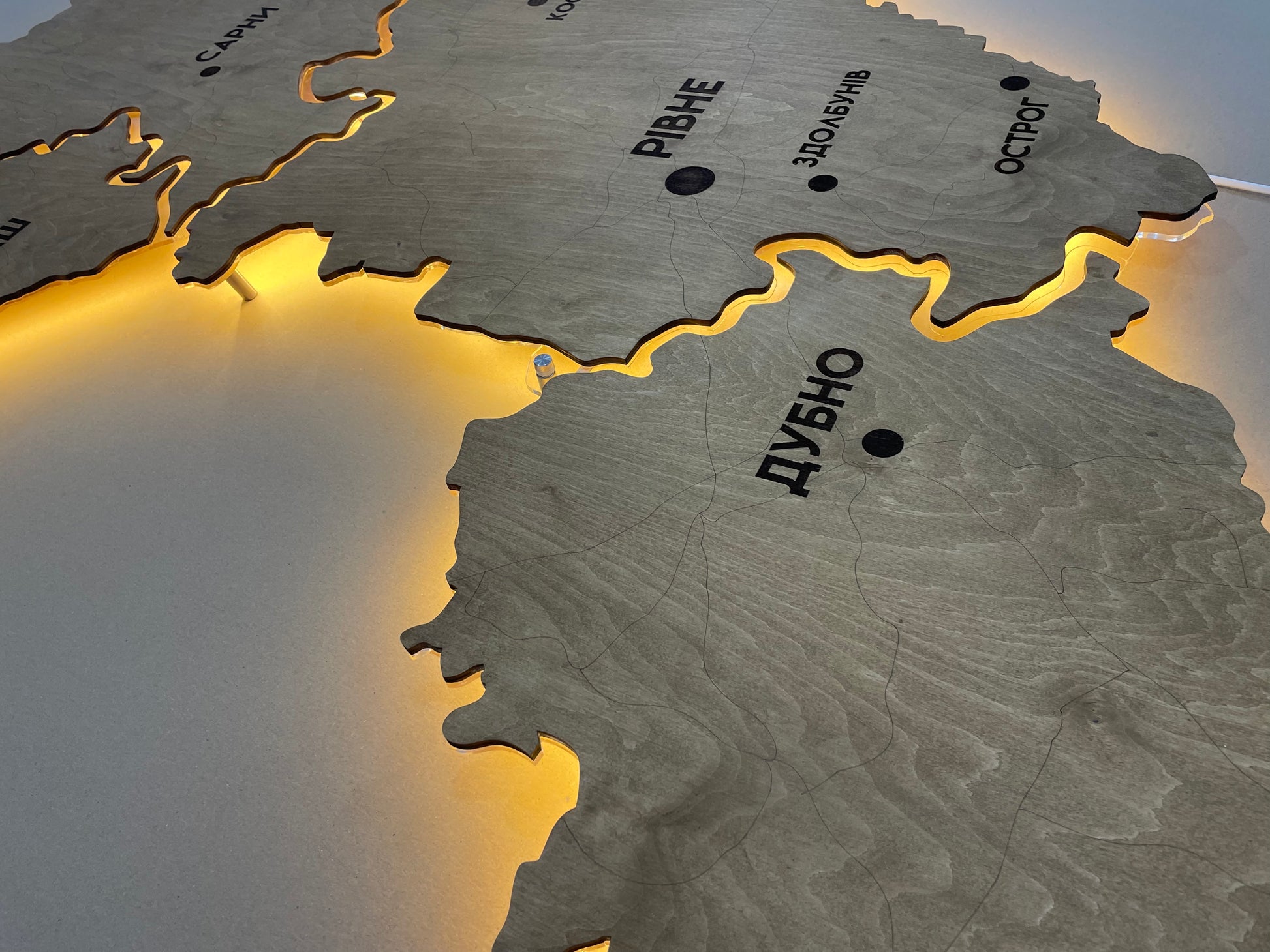 Карта Рівненської області на акрилі, з підсвіткою між районами, колір Сосна