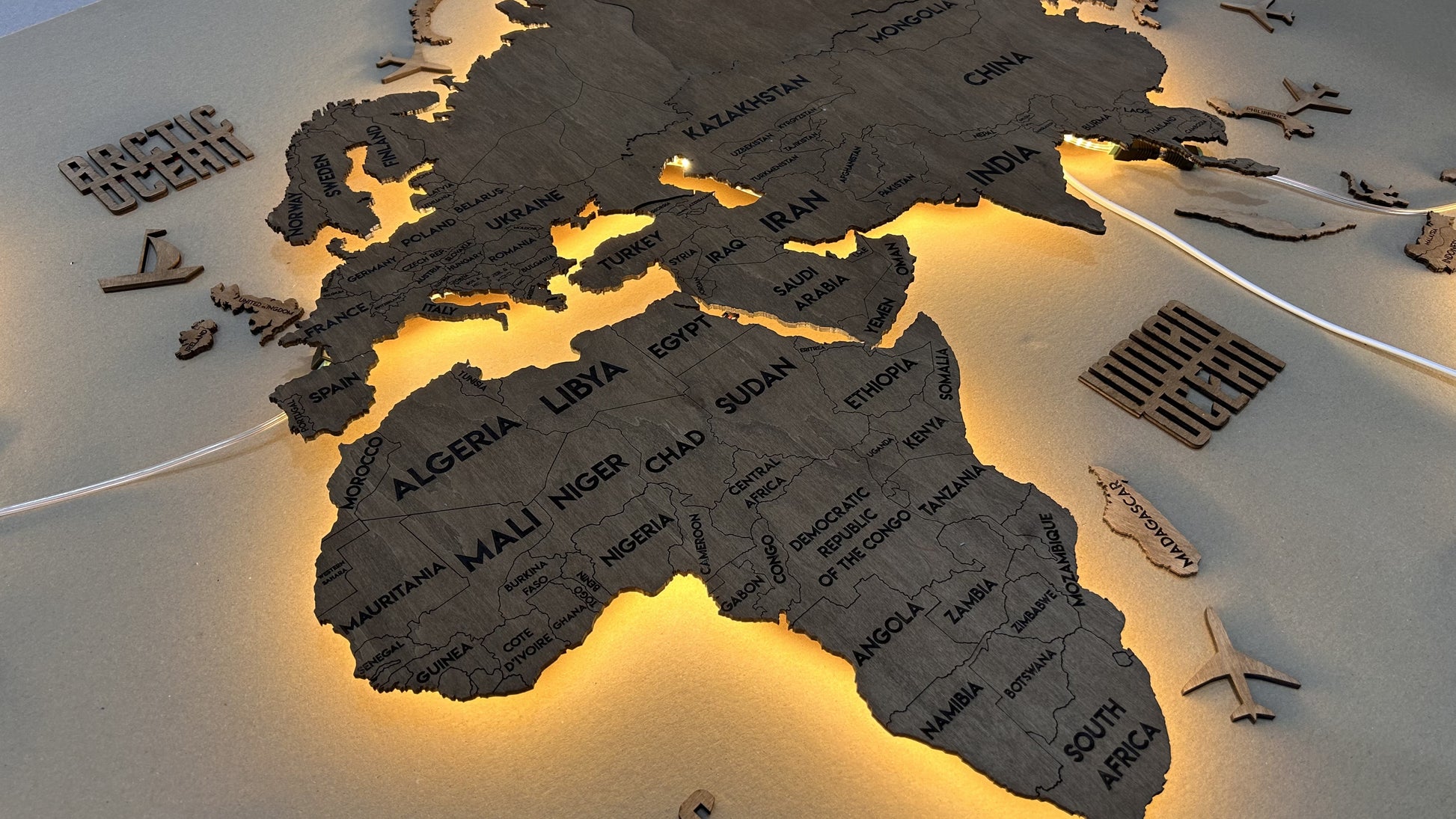 Одношарова карта світу з підсвіткою колір Rosewood 1