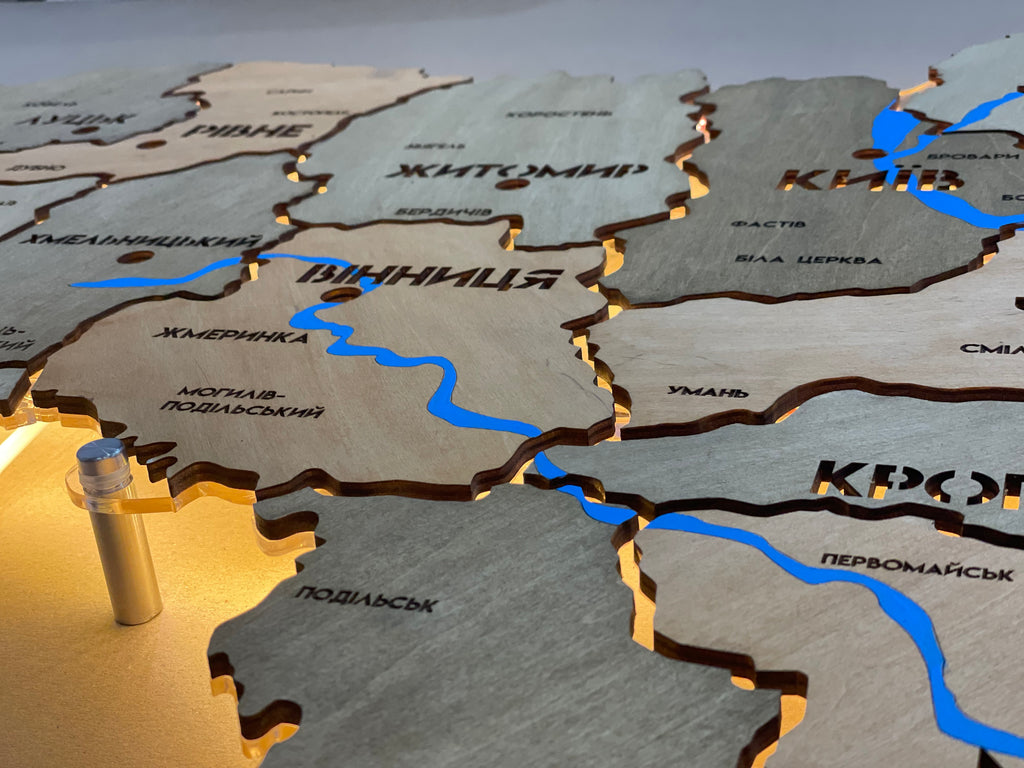 Карта України на акрилі з фарбованими річками та підсвіткою між областями, колір Light Tree
