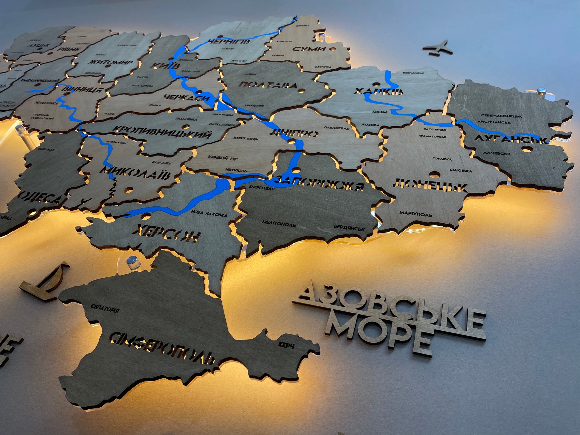 Карта України на акрилі з фарбованими річками та підсвіткою між областями, колір Light Tree