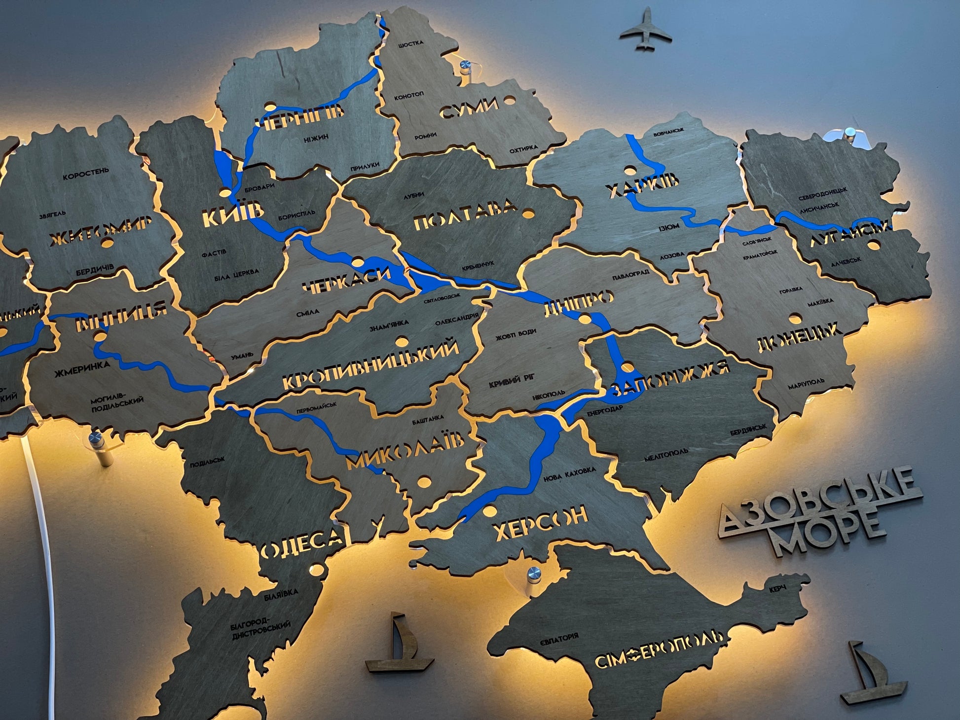 Карта України на акрилі з фарбованими річками та підсвіткою між областями, колір Light Tree