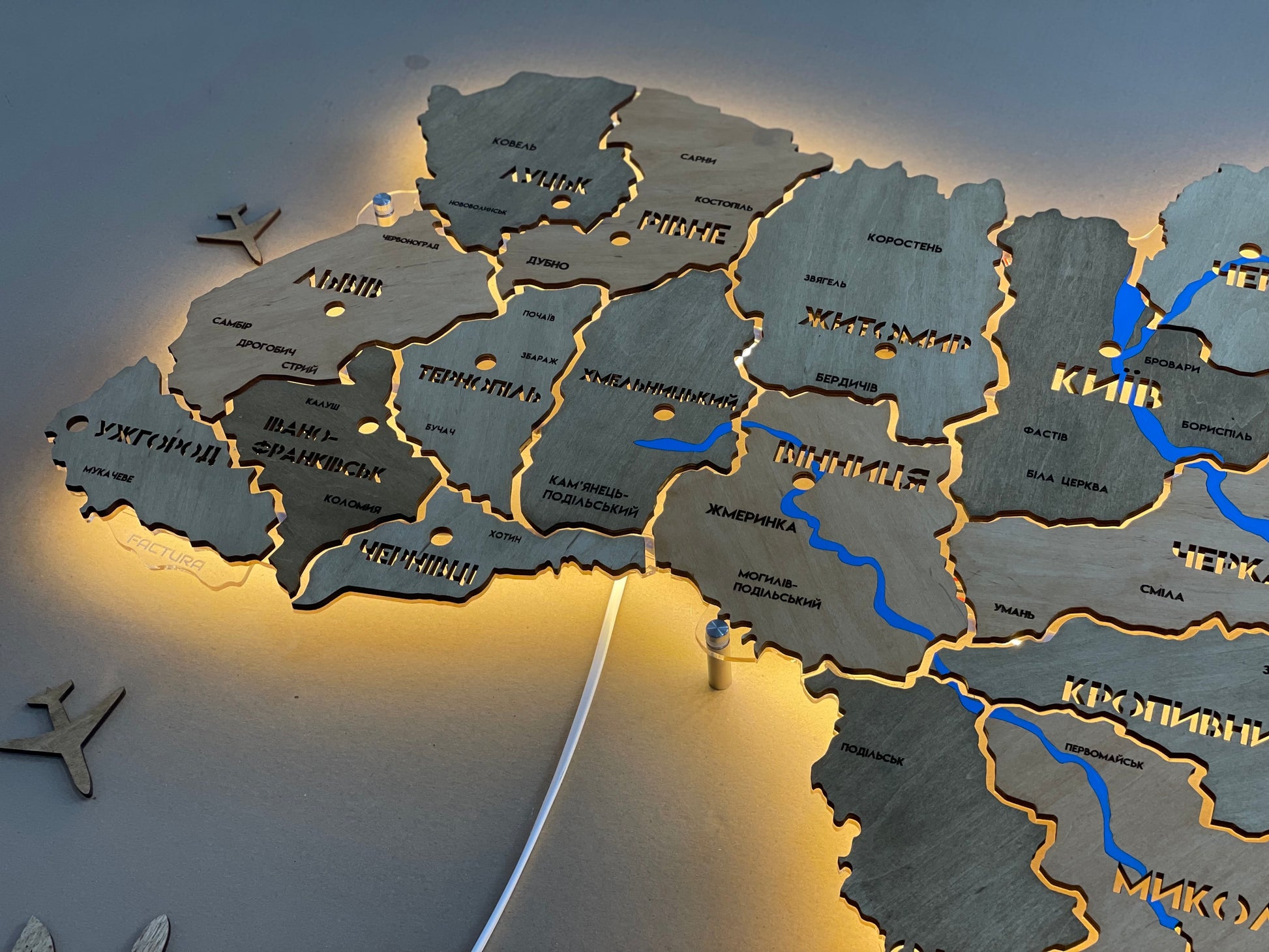 Карта України на акрилі з фарбованими річками та підсвіткою між областями, колір Light Tree