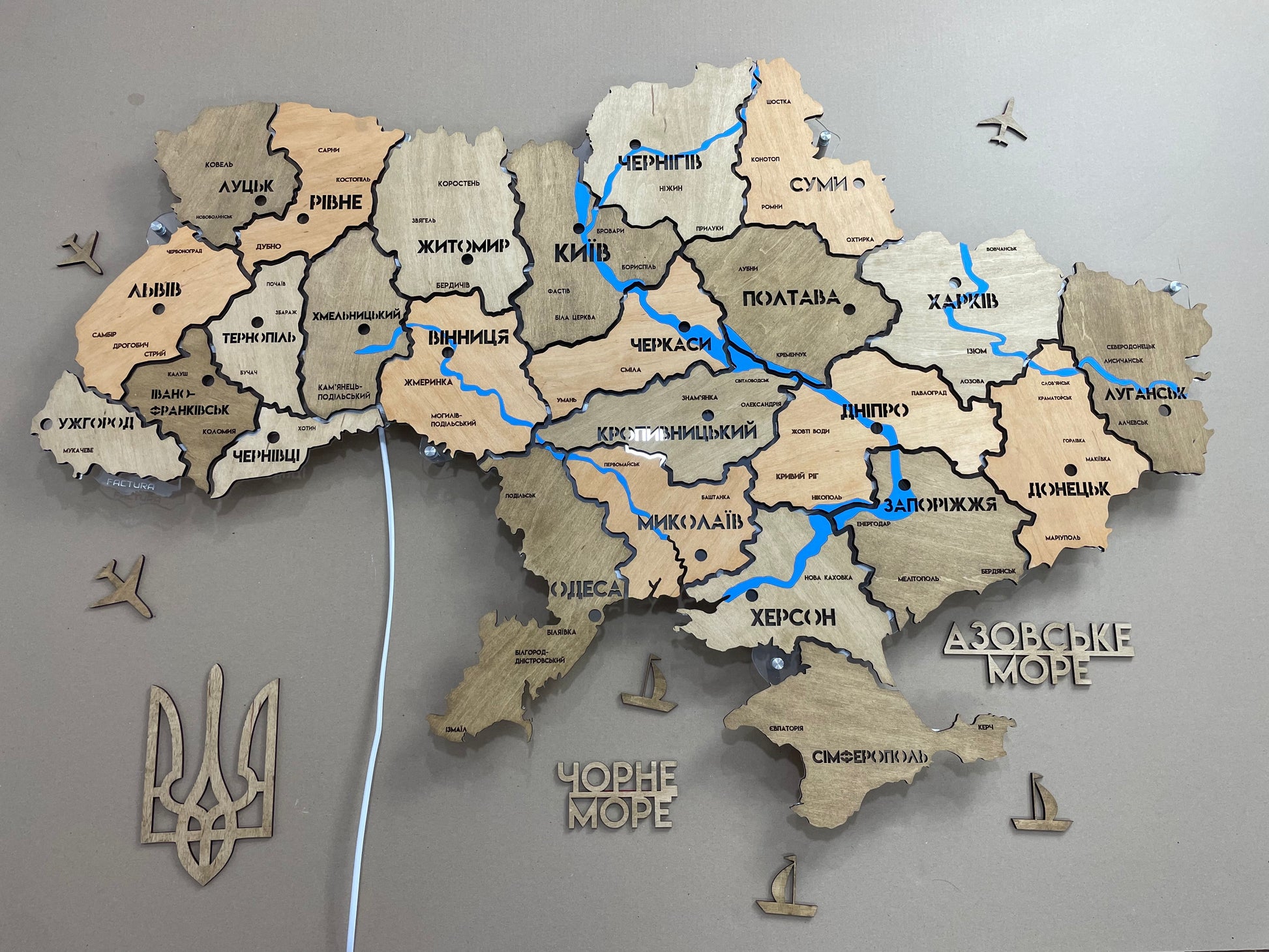 Карта України на акрилі з фарбованими річками та підсвіткою між областями, колір Light Tree