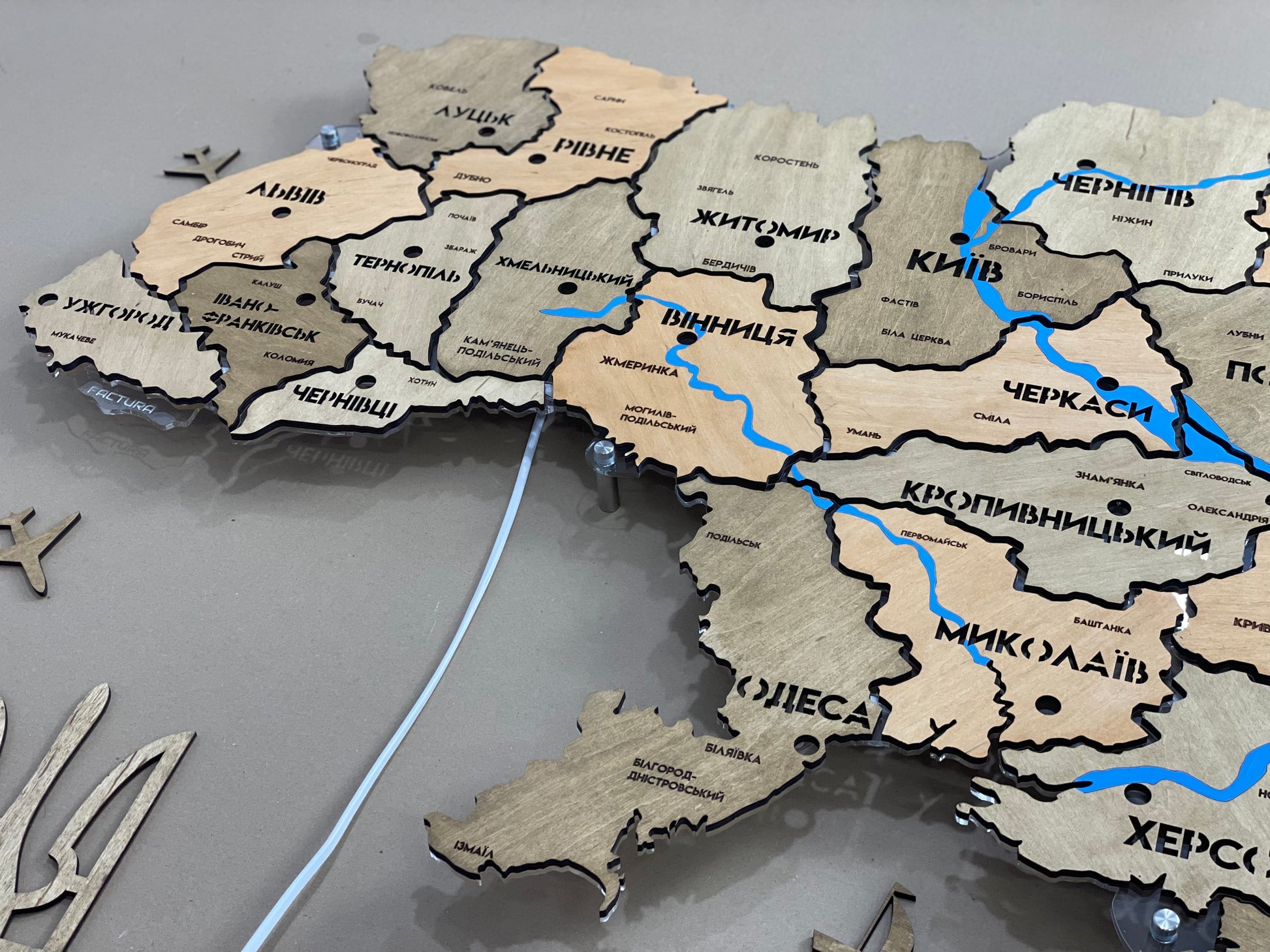 Карта України на акрилі з фарбованими річками та підсвіткою між областями, колір Light Tree