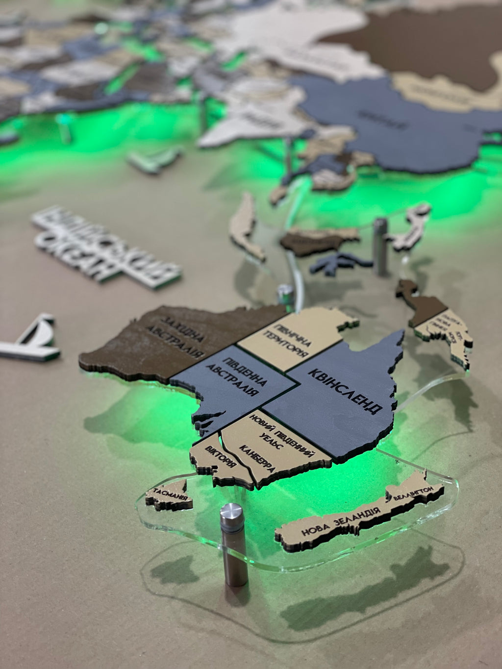 Одношарова карта світу з RGB підсвіткою між країнами колір Indi