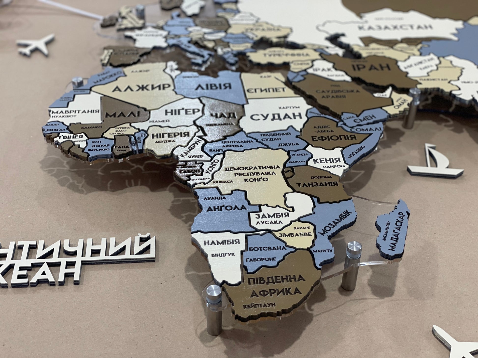 Одношарова карта світу з RGB підсвіткою між країнами колір Indi