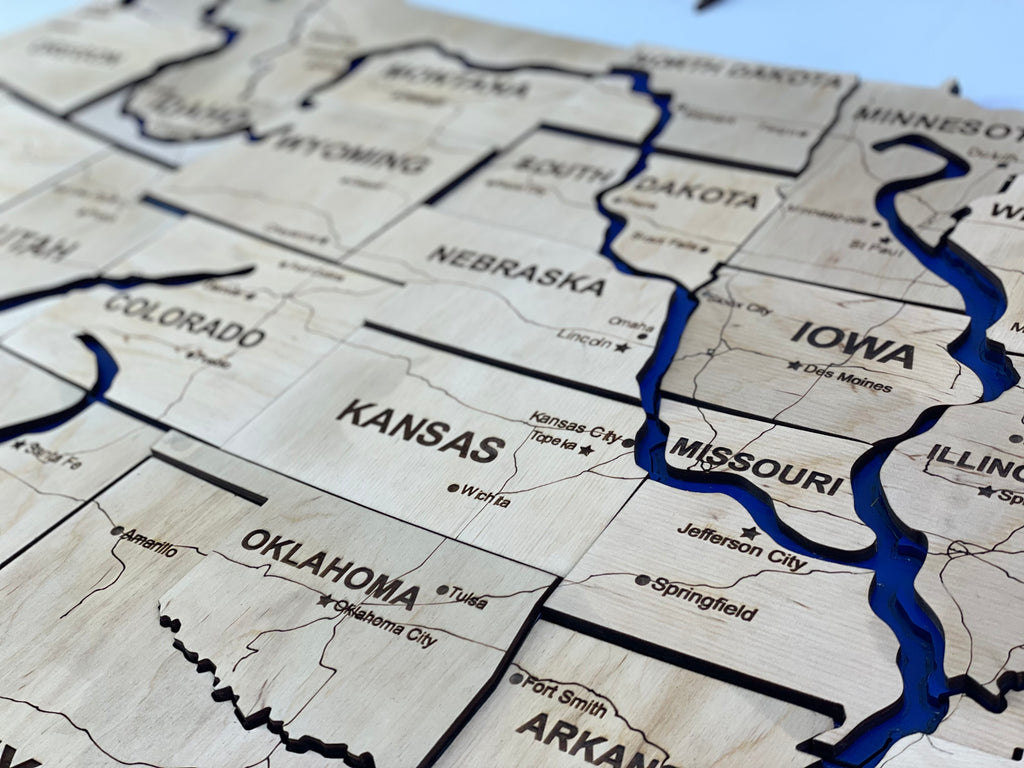 Багатошарова карта США з фарбованими річками та дорогами, колір Natural