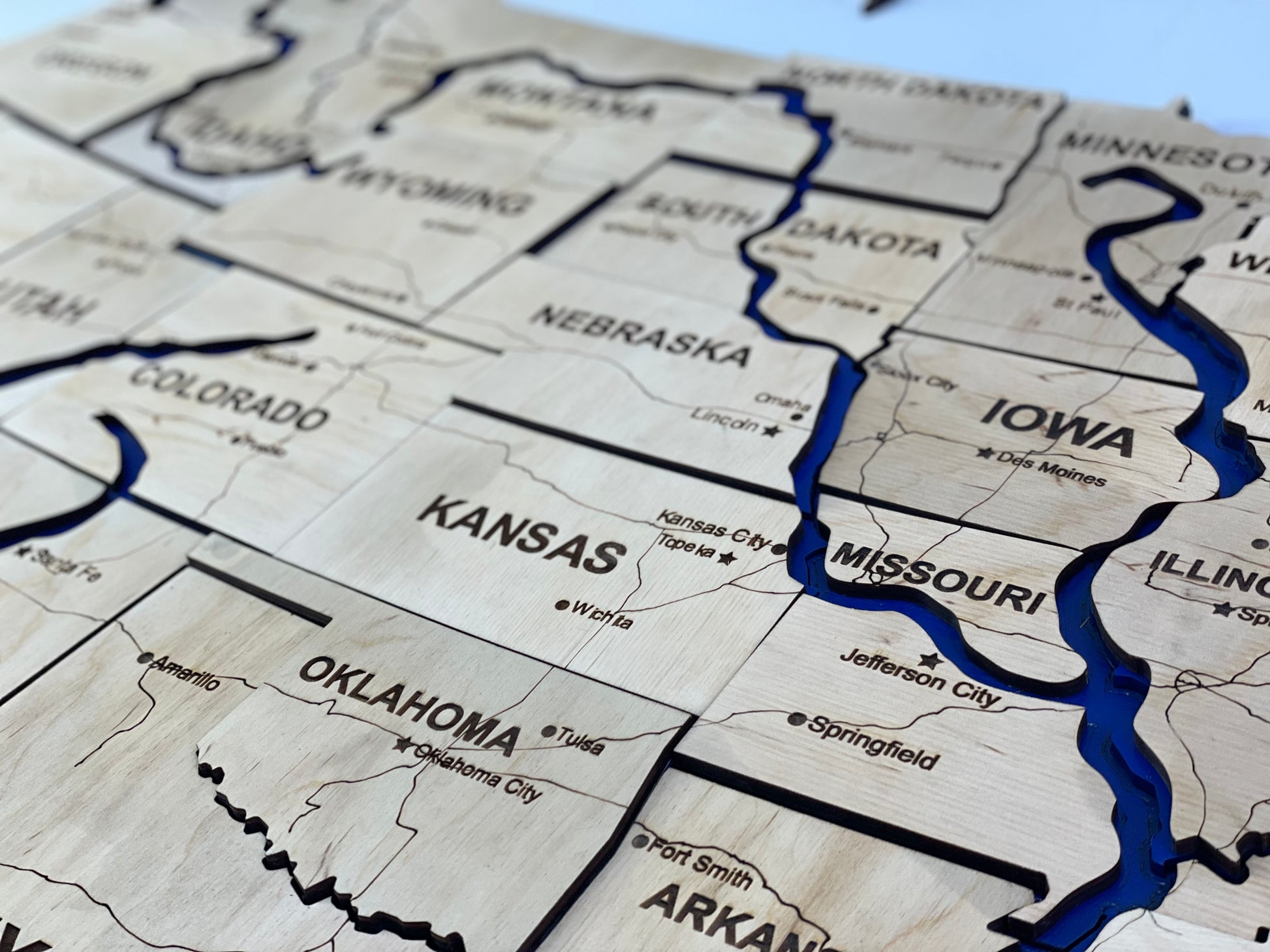 Багатошарова карта США з фарбованими річками та дорогами, колір Natural