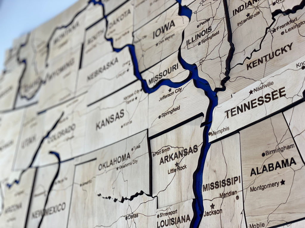 Багатошарова карта США з фарбованими річками та дорогами, колір Natural