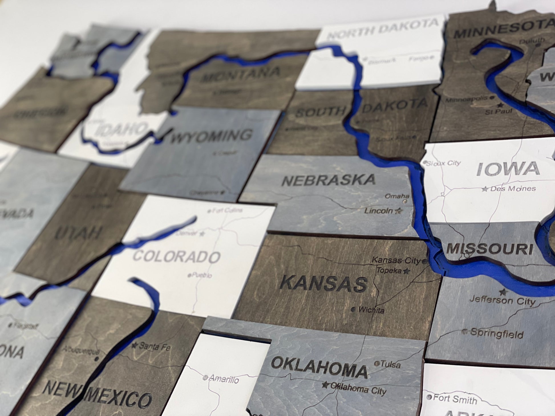 Багатошарова карта США з фарбованими річками та дорогами, колір Loft