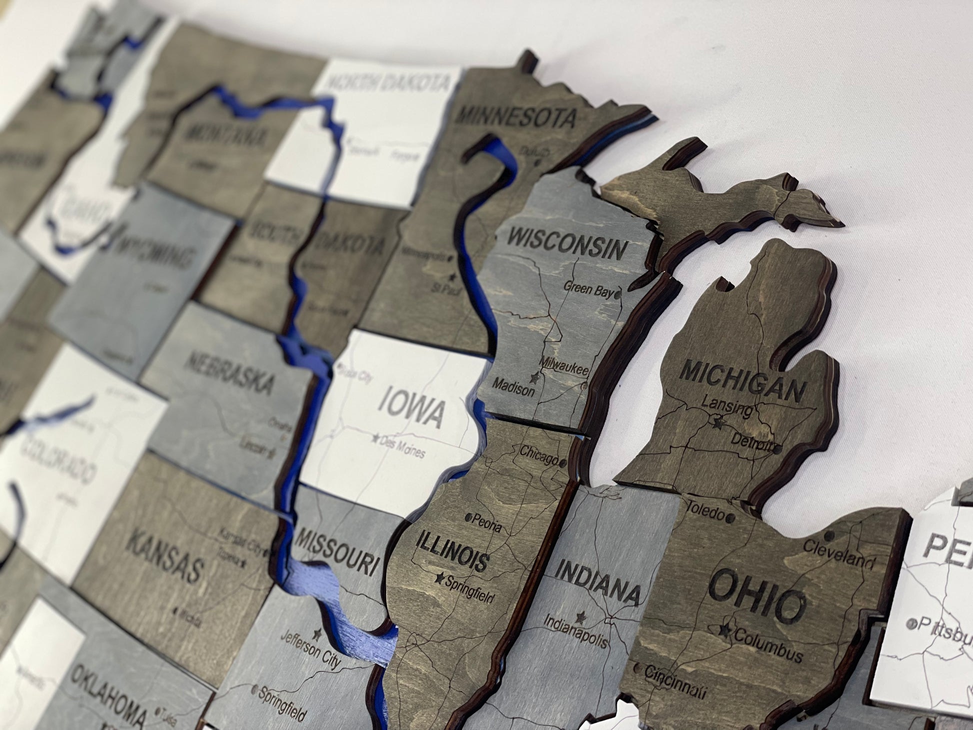 Багатошарова карта США з фарбованими річками та дорогами, колір Loft