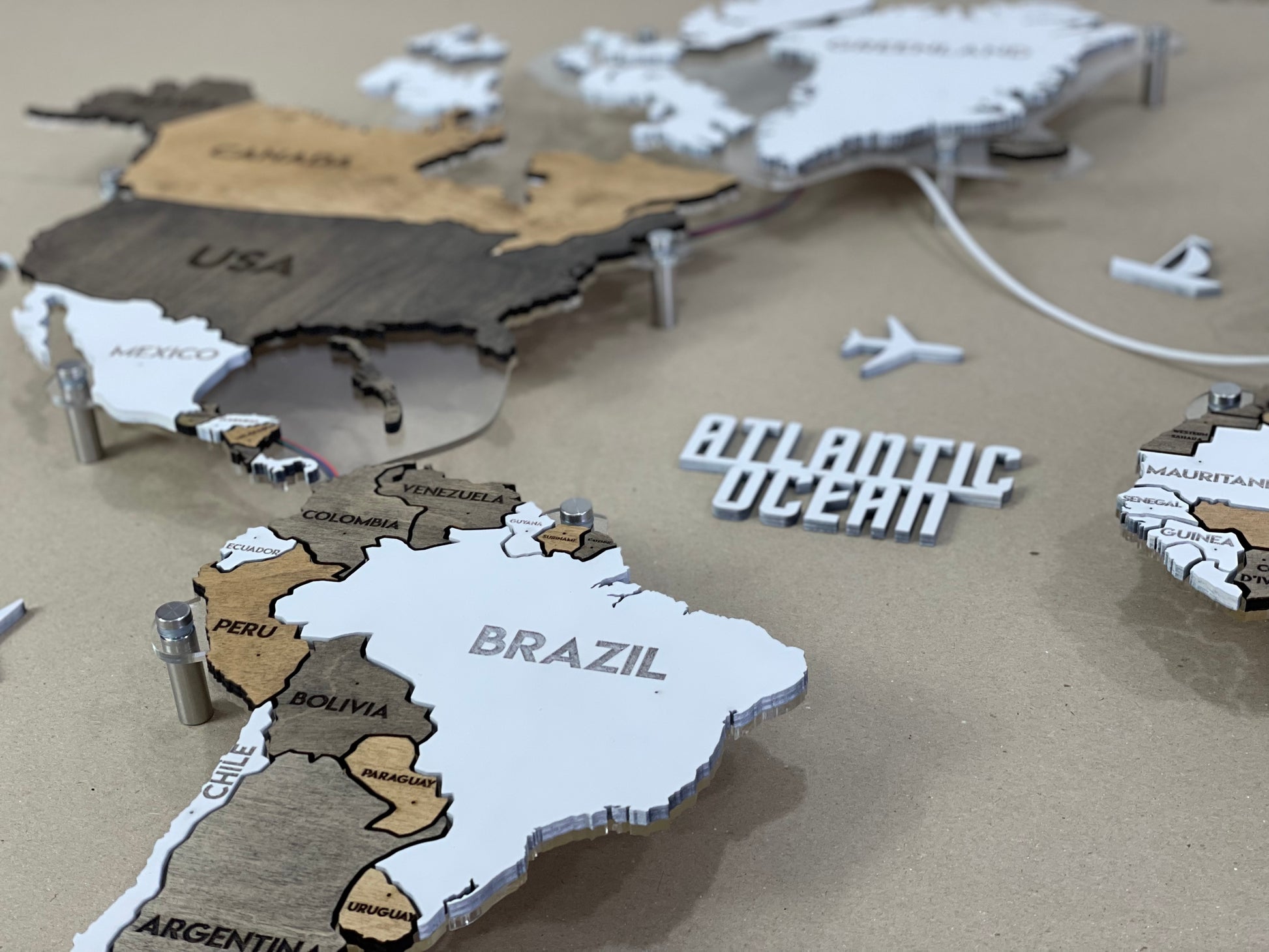 Одношарова карта світу з прозорою основою та RGB підсвіткою між країнами колір Grunge