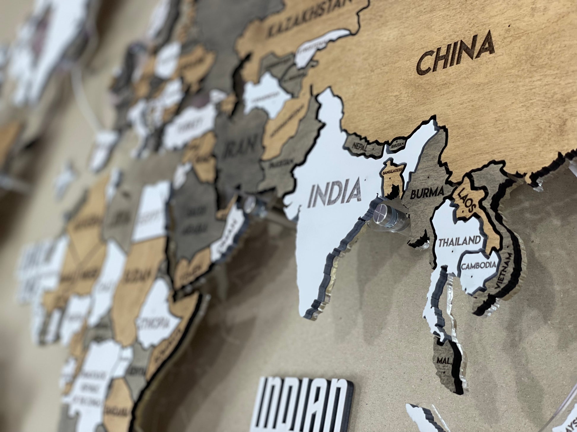 Одношарова карта світу з прозорою основою та RGB підсвіткою між країнами колір Grunge