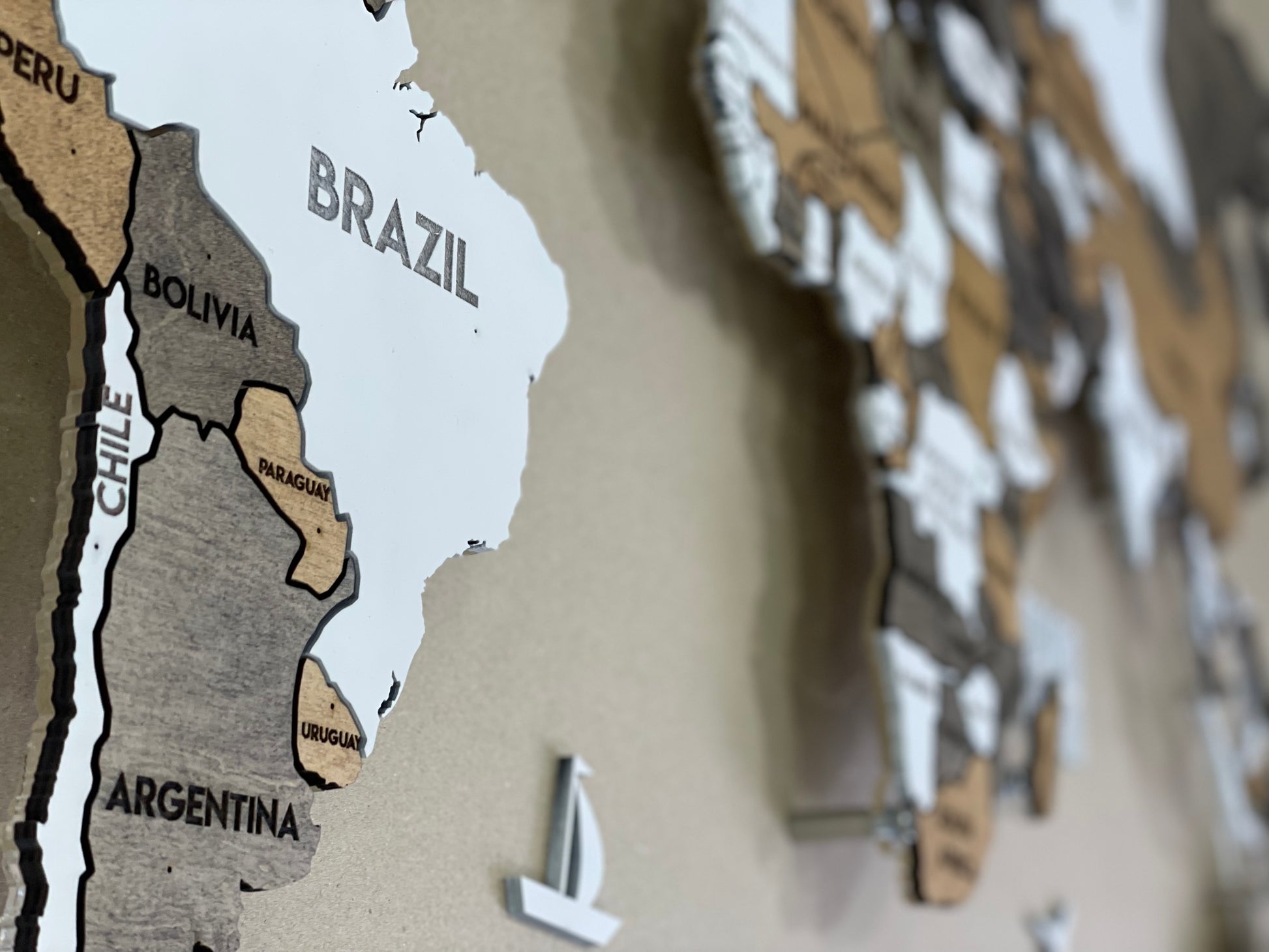 Одношарова карта світу з прозорою основою та RGB підсвіткою між країнами колір Grunge