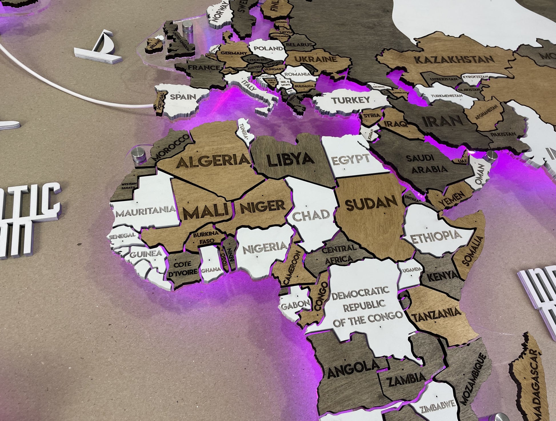 Одношарова карта світу з прозорою основою та RGB підсвіткою між країнами колір Grunge