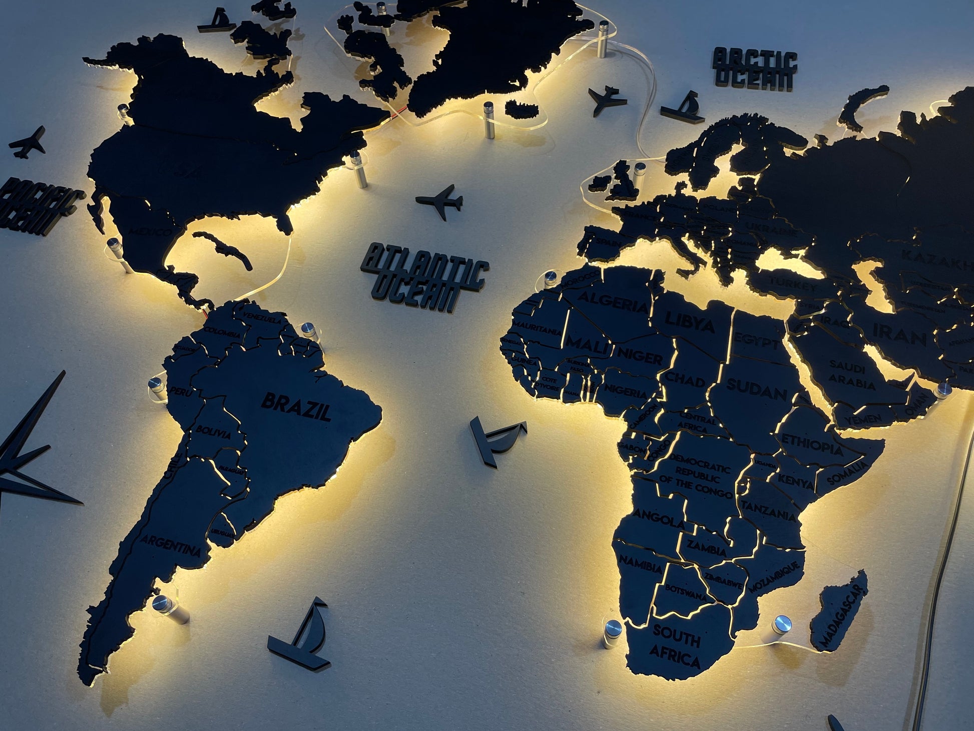 Одношарова карта світу з прозорою основою та підсвіткою між країнами колір Black