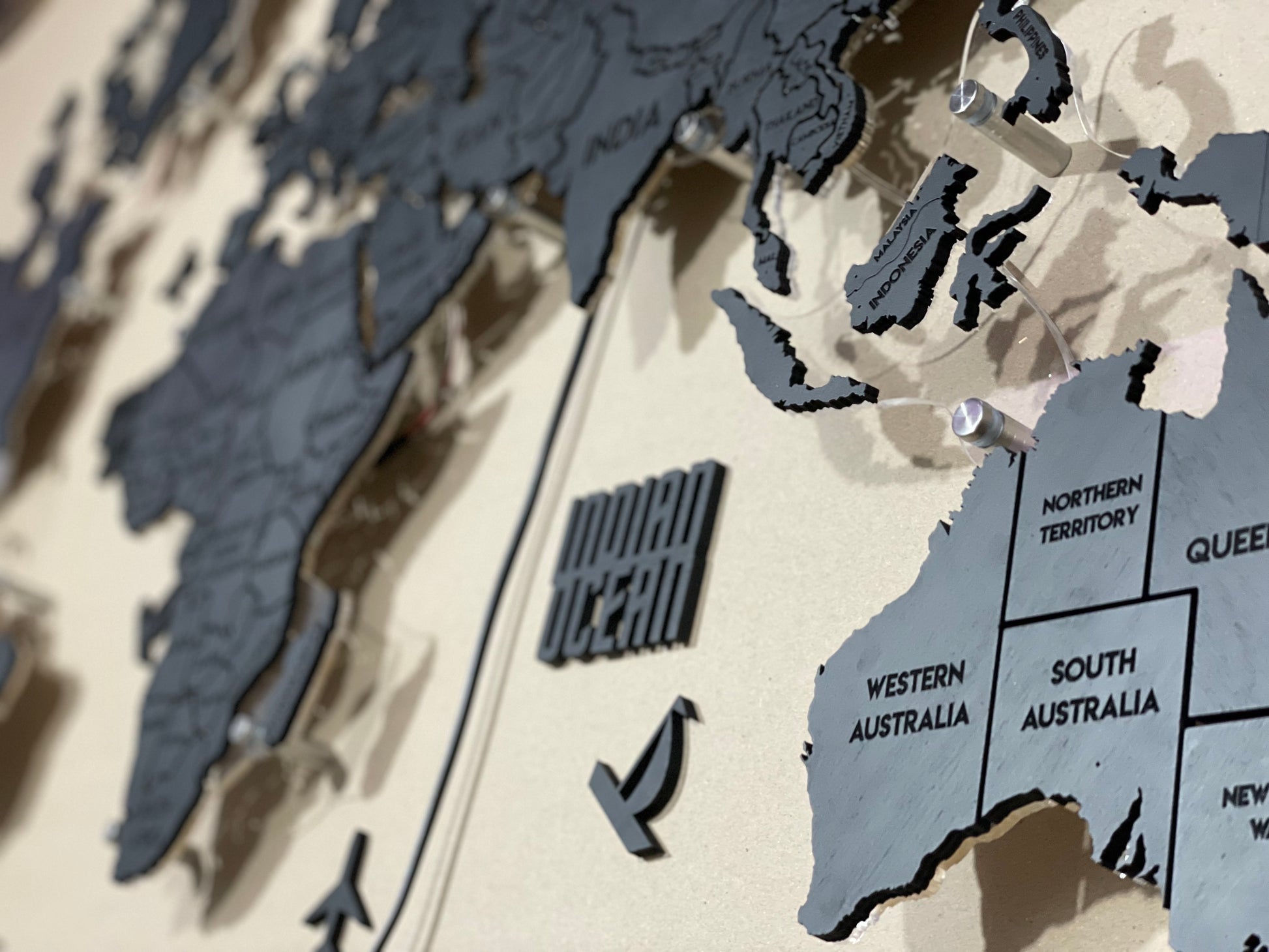 Одношарова карта світу з прозорою основою та підсвіткою між країнами колір Black