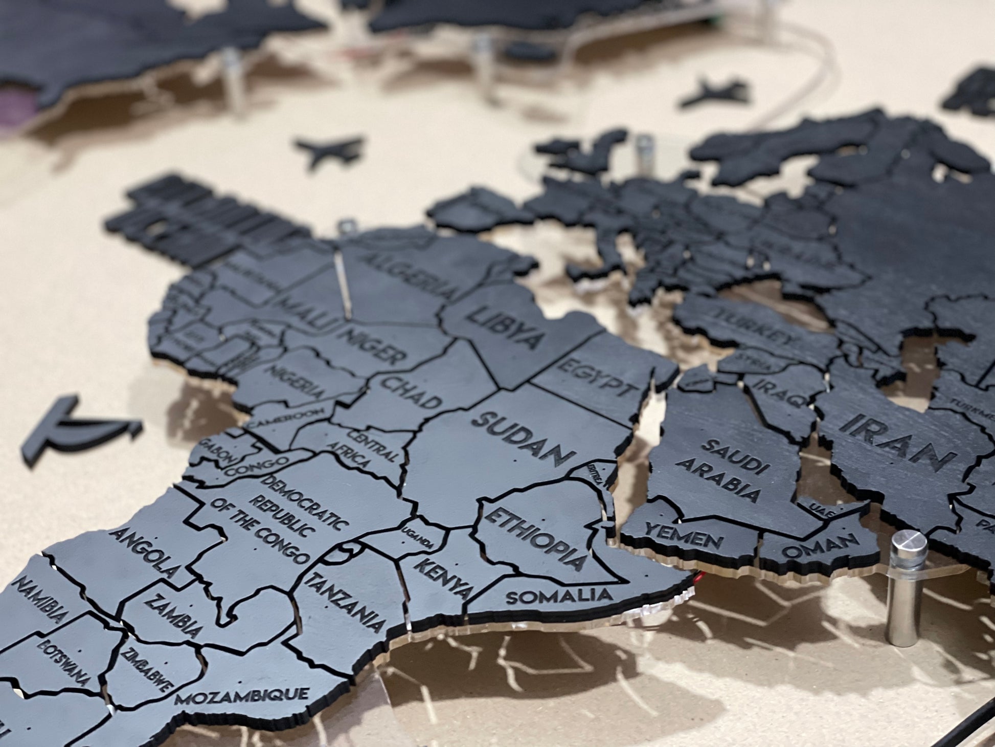 Одношарова карта світу з прозорою основою та підсвіткою між країнами колір Black