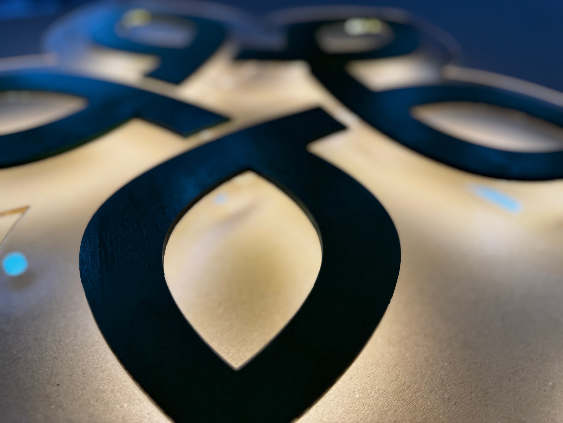 Індивідуальні настінні логотипи з LED-підсвіткою